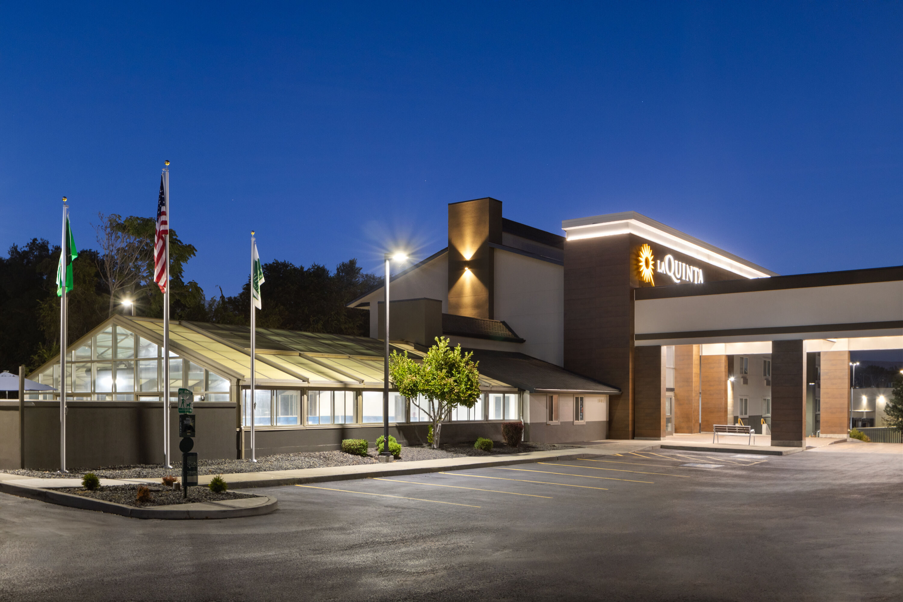 Exterior Dusk Image of La Quinta Inn & Suites by Wyndham Yakima Downtown hotel in Yakima, Washington
