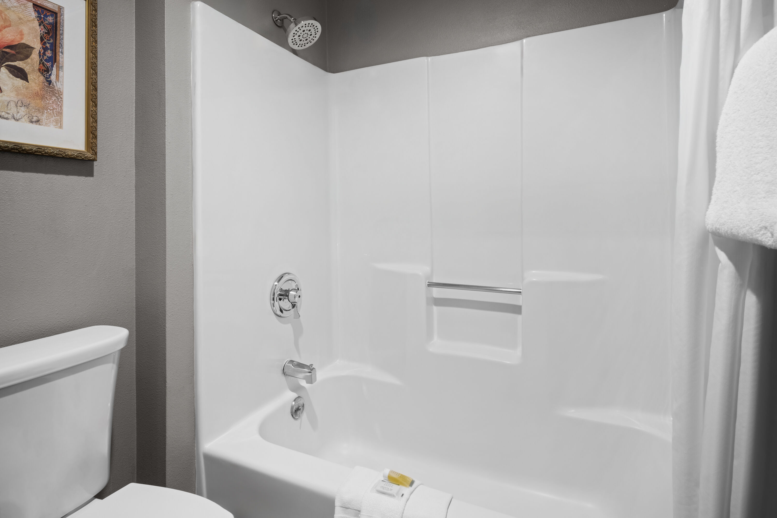 Guest room bath at the La Quinta Inn by Wyndham Milwaukee Airport / Oak Creek in Oak Creek, Wisconsin