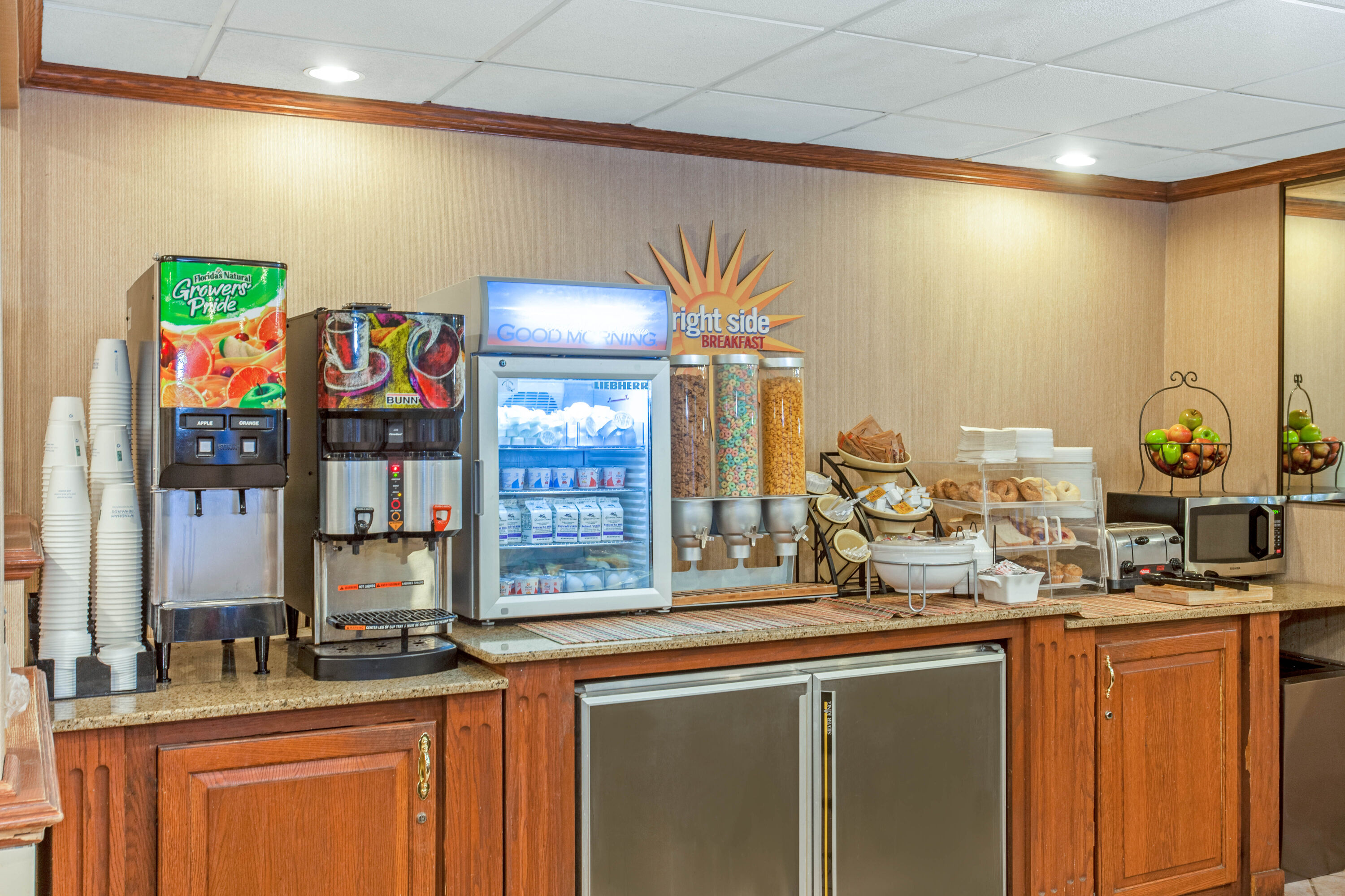 Free breakfast at La Quinta Inn by Wyndham Milwaukee Airport / Oak Creek in Oak Creek, Wisconsin