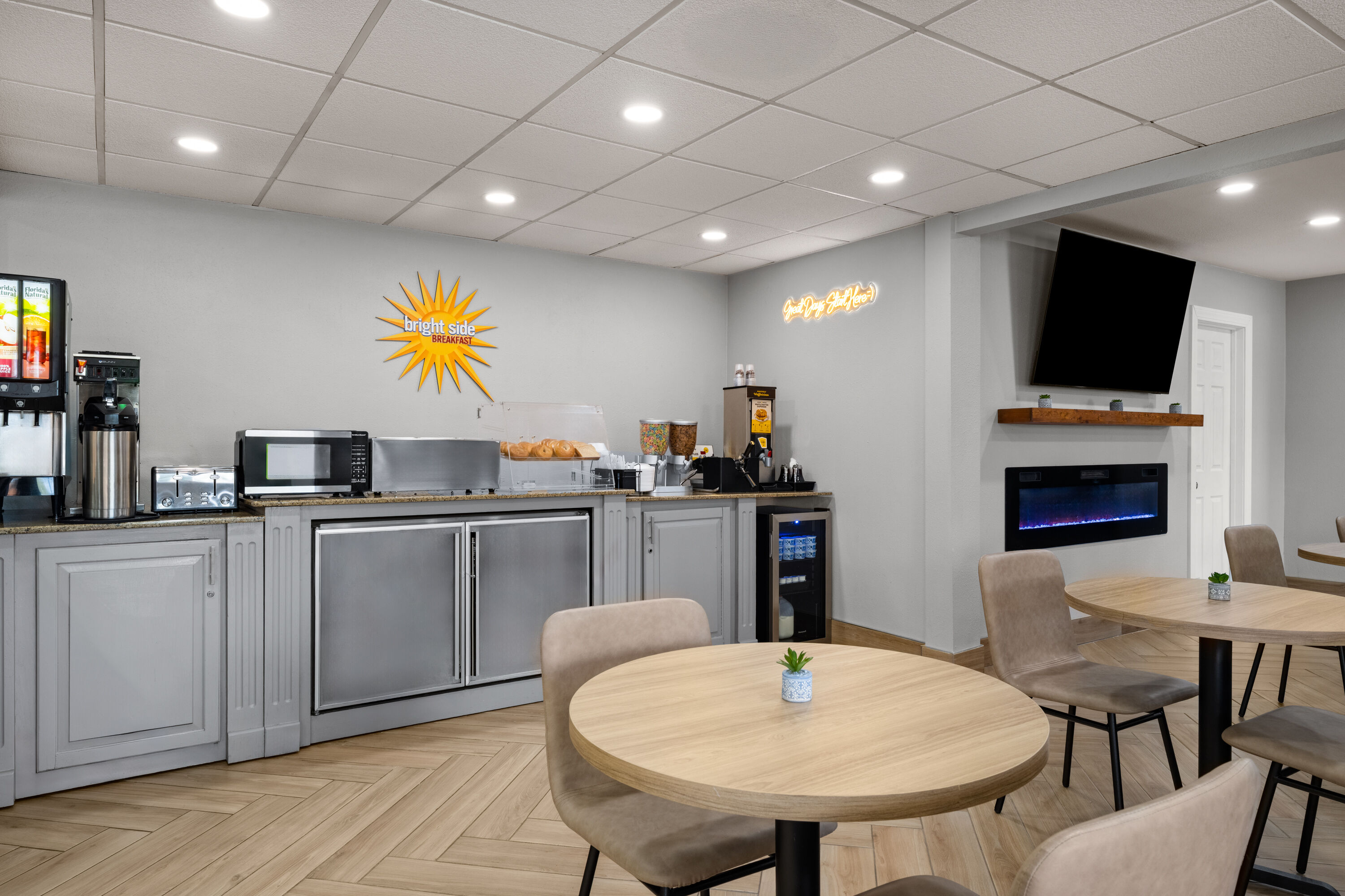 Free breakfast at La Quinta Inn by Wyndham Milwaukee Airport / Oak Creek in Oak Creek, Wisconsin