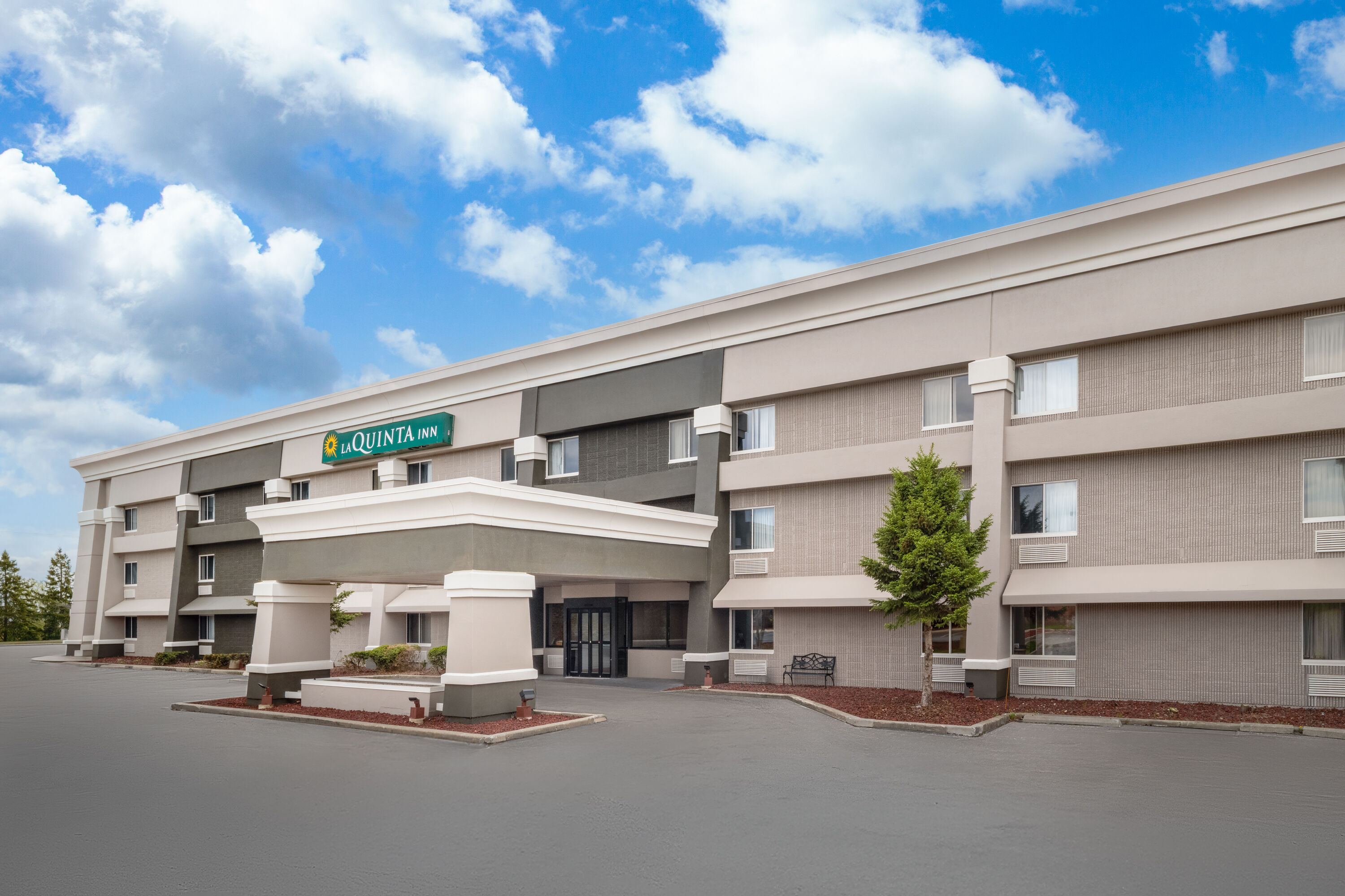 Exterior Day Image of La Quinta Inn by Wyndham Milwaukee Airport / Oak Creek hotel in Oak Creek, Wisconsin