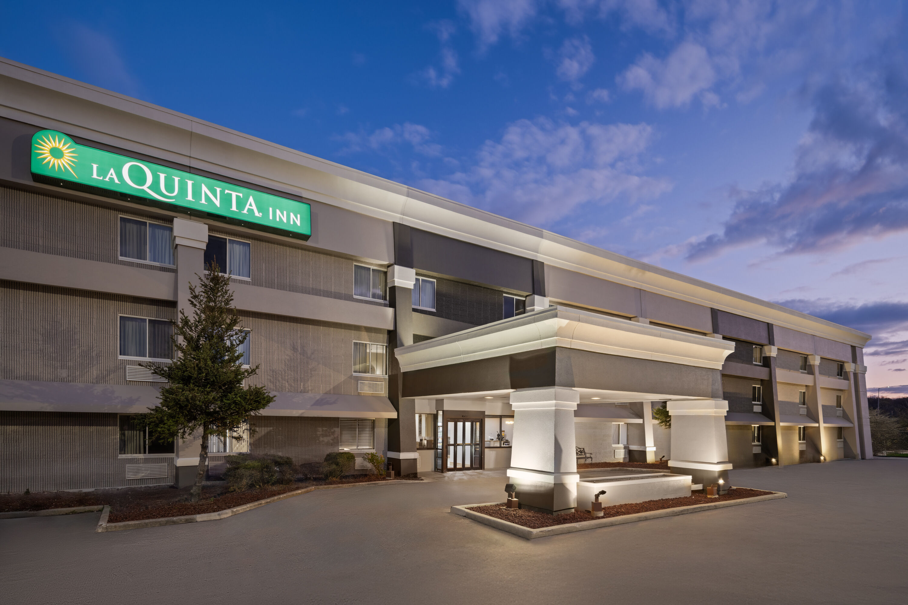 Exterior Dusk Image of La Quinta Inn by Wyndham Milwaukee Airport / Oak Creek hotel in Oak Creek, Wisconsin