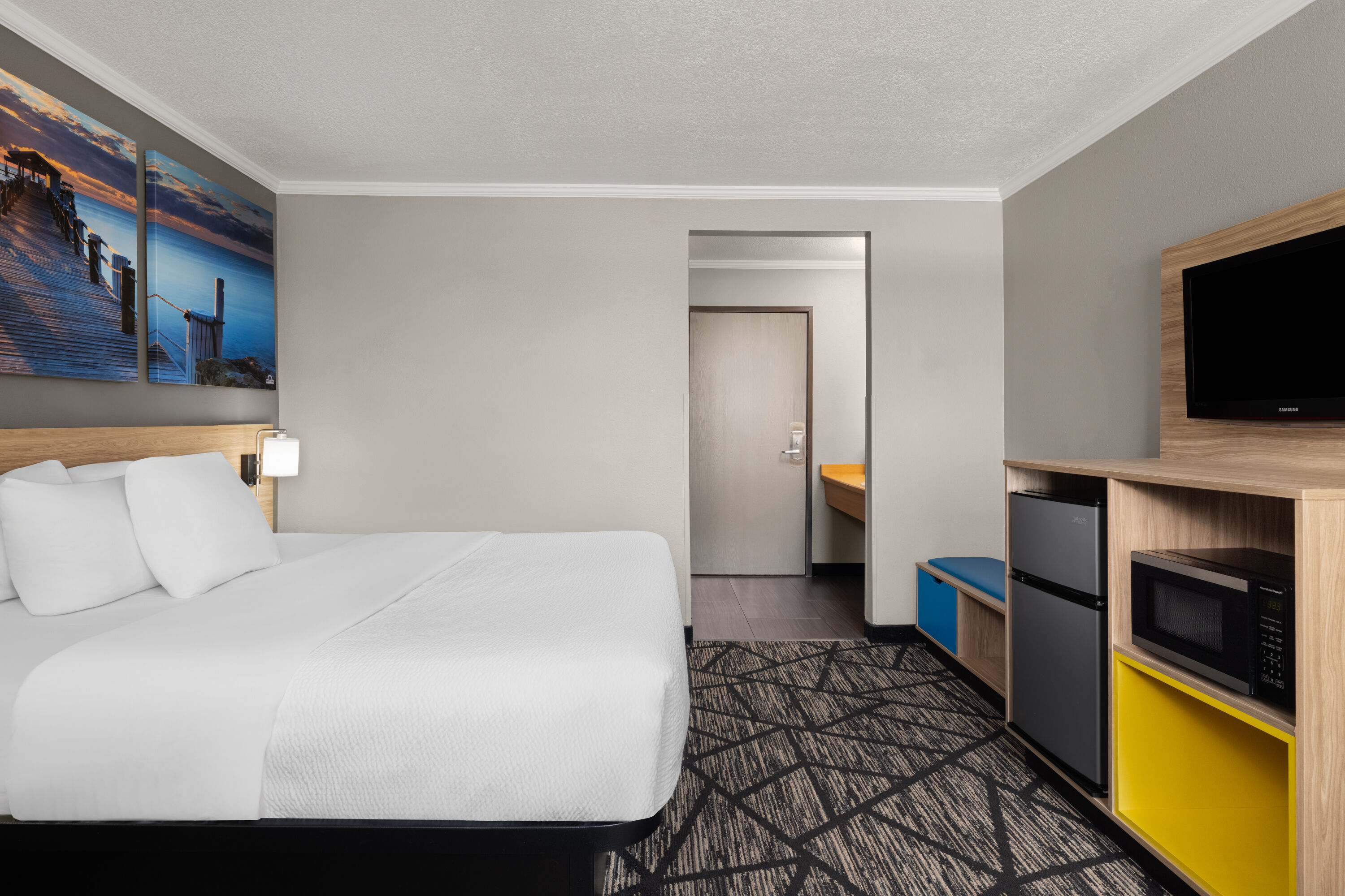 Guest room at the La Quinta Inn by Wyndham Milwaukee Airport / Oak Creek in Oak Creek, Wisconsin