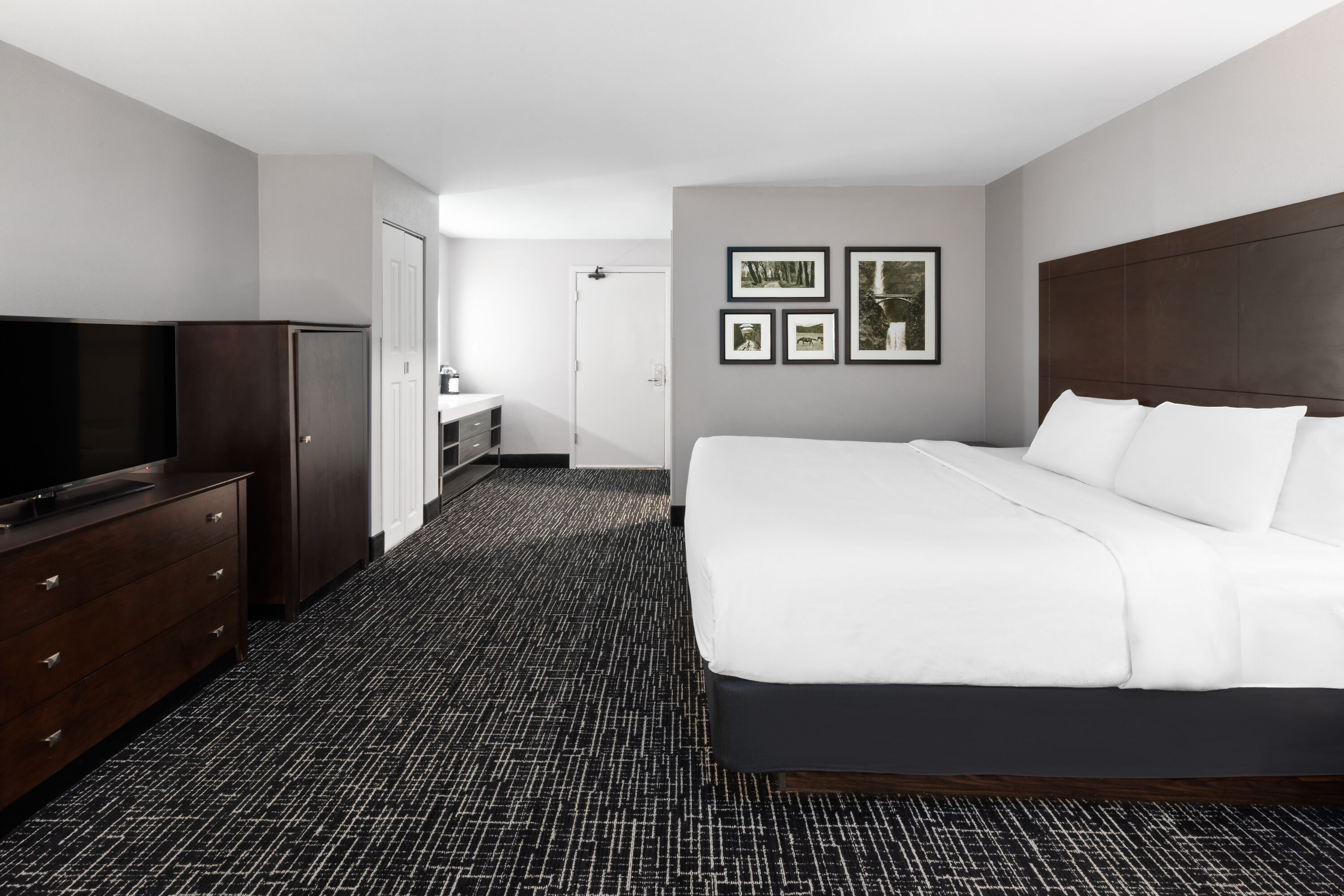 Guest room at the La Quinta Inn by Wyndham Sheboygan in Sheboygan, Wisconsin