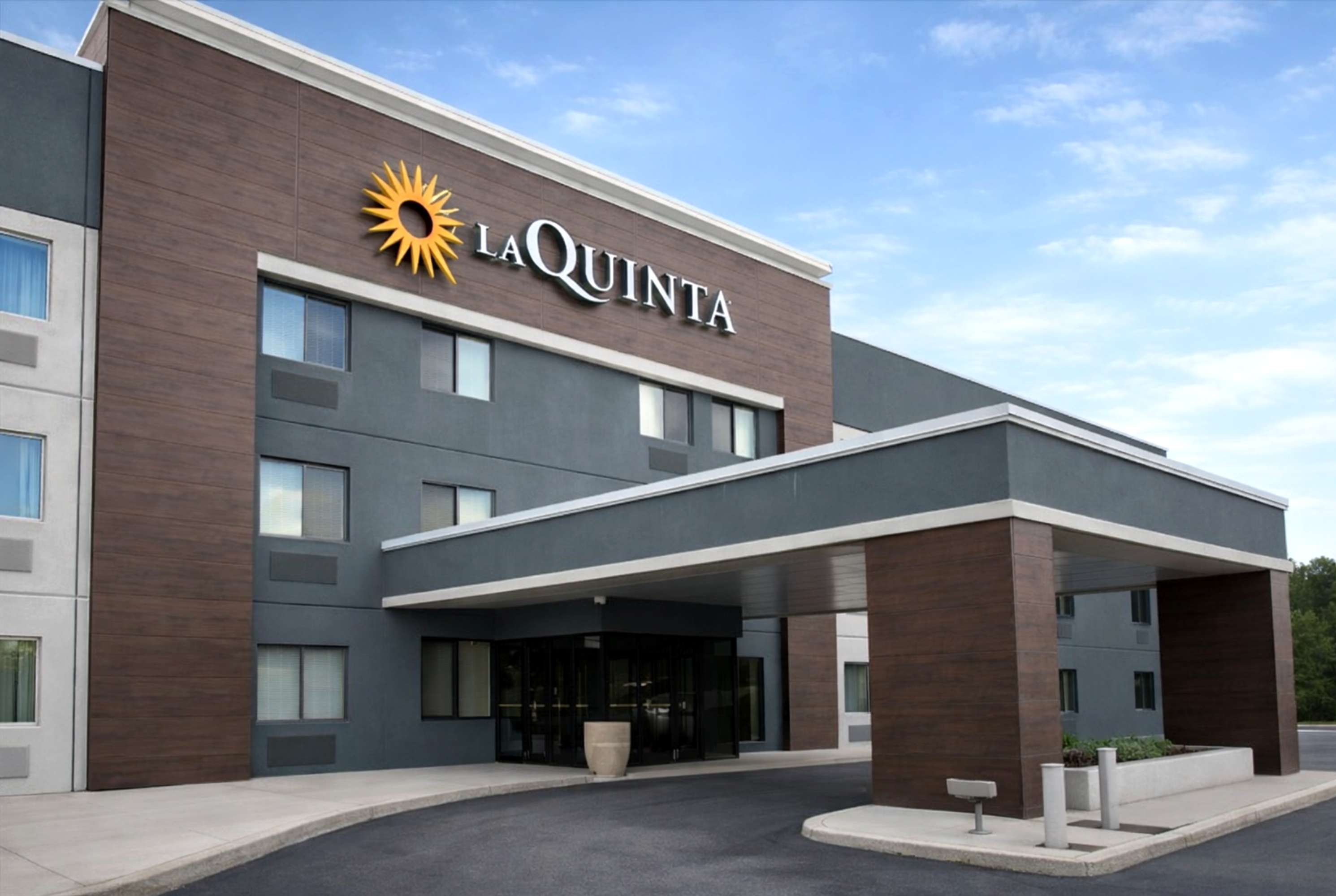 Front Exterior Image of La Quinta Inn & Suites by Wyndham Stevens Point hotel in Stevens Point, Wisconsin
