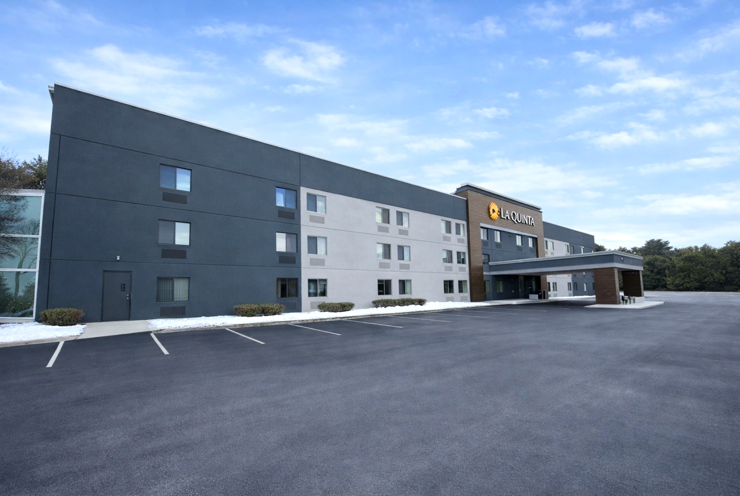 Front Exterior Image of La Quinta Inn & Suites by Wyndham Stevens Point hotel in Stevens Point, Wisconsin