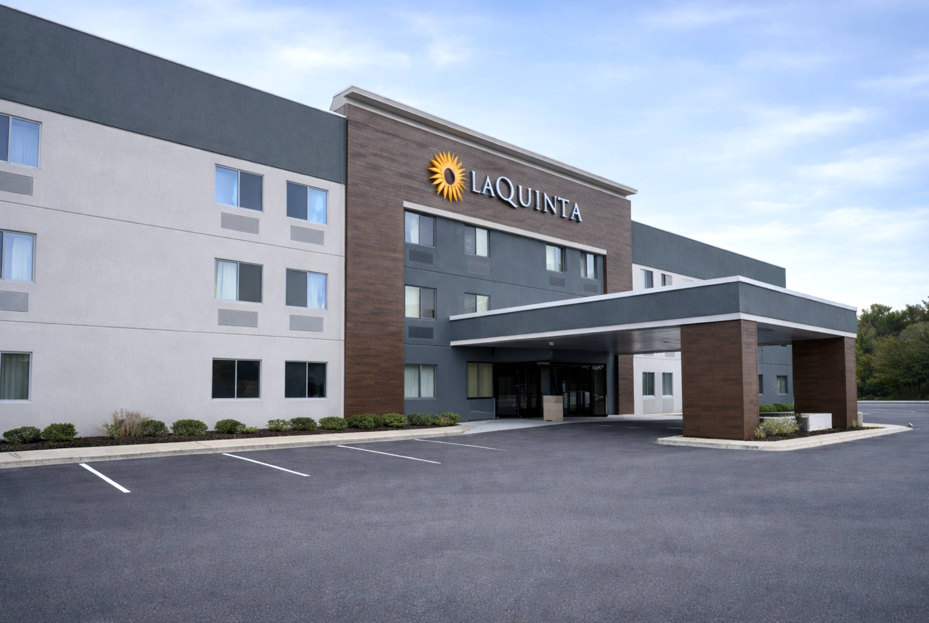 Front Exterior Image of La Quinta Inn & Suites by Wyndham Stevens Point hotel in Stevens Point, Wisconsin