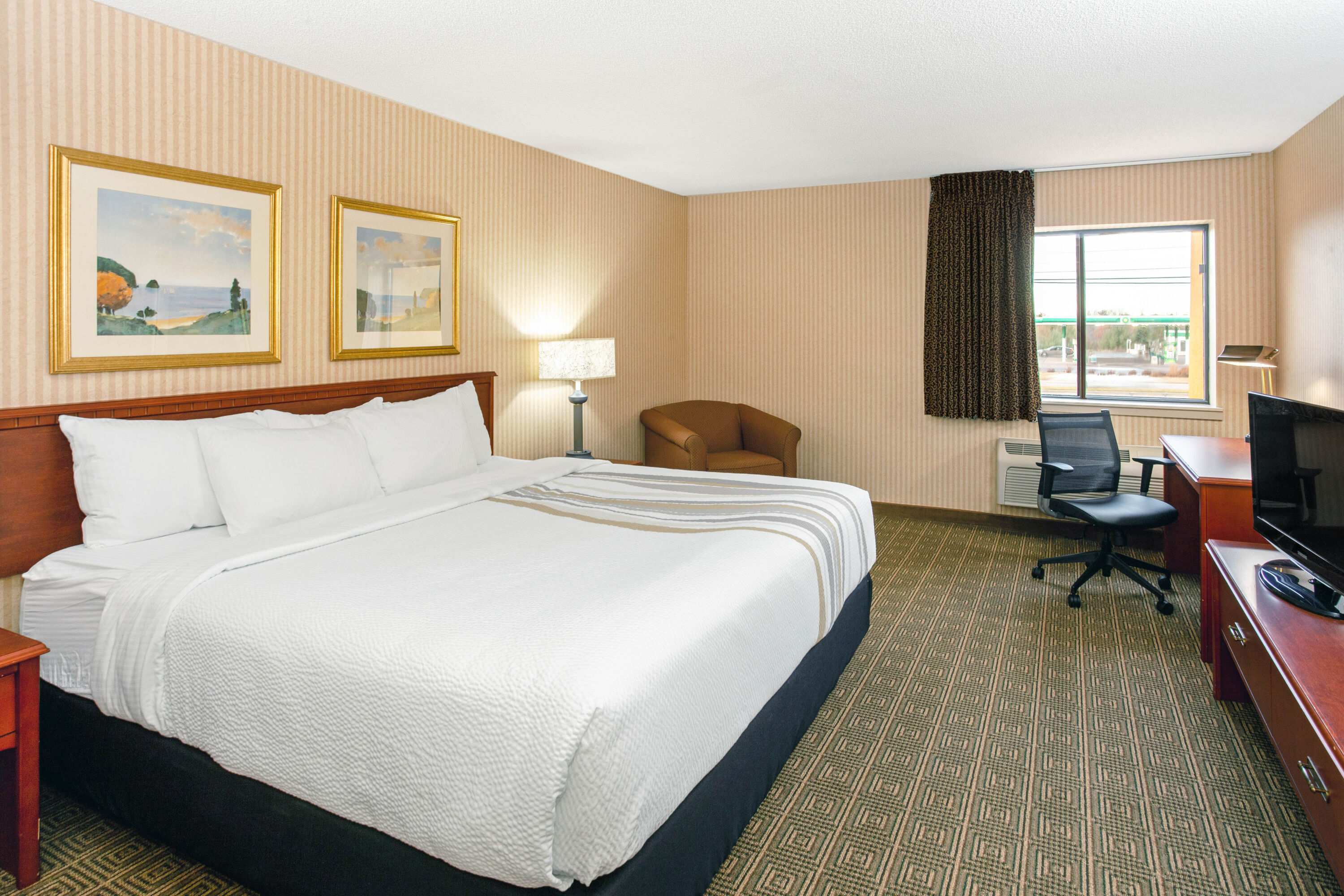 La Quinta Inn & Suites by Wyndham Stevens Point suite in Stevens Point, Wisconsin