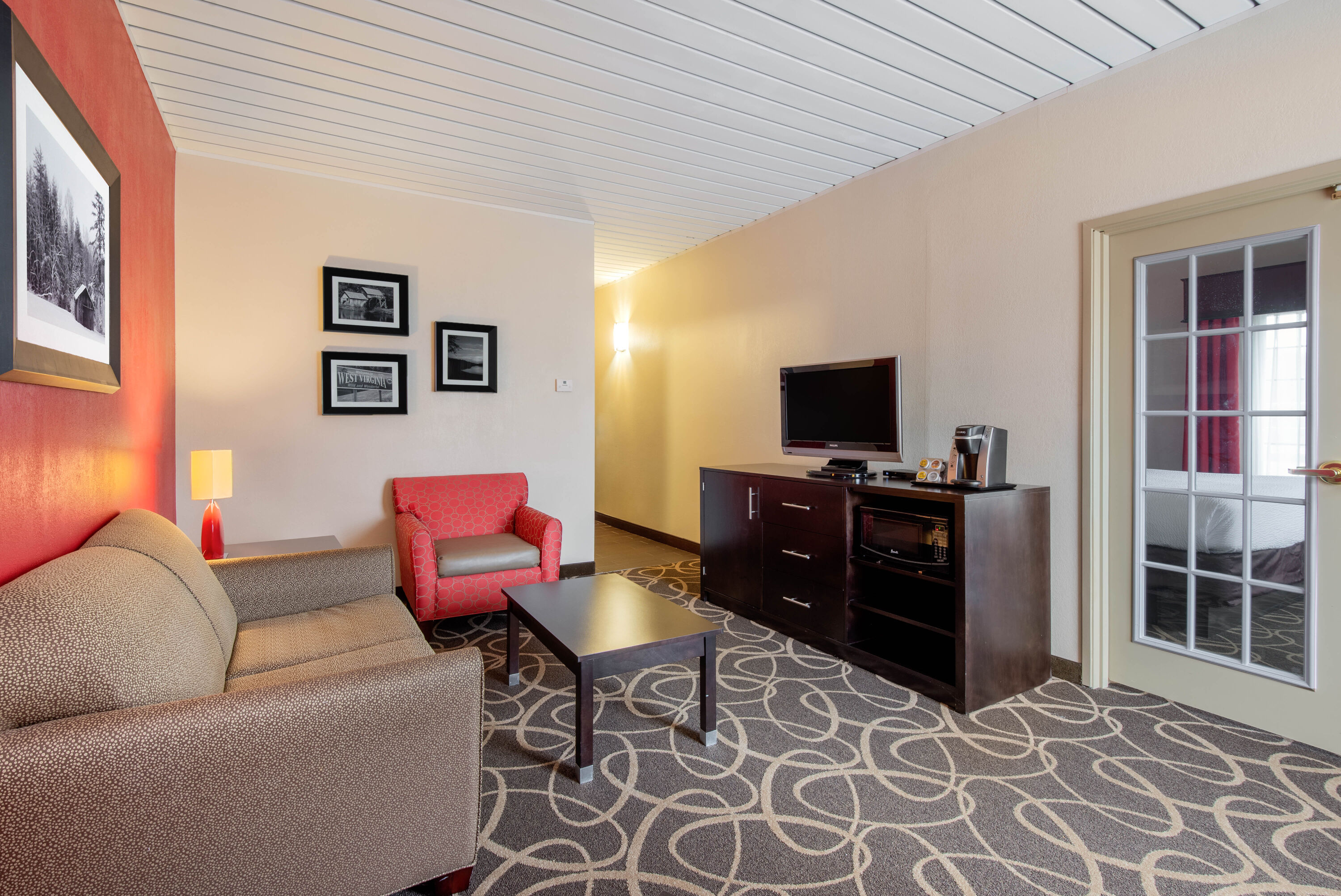 La Quinta Inn & Suites by Wyndham Elkview - Charleston NE suite in Elkview, West Virginia