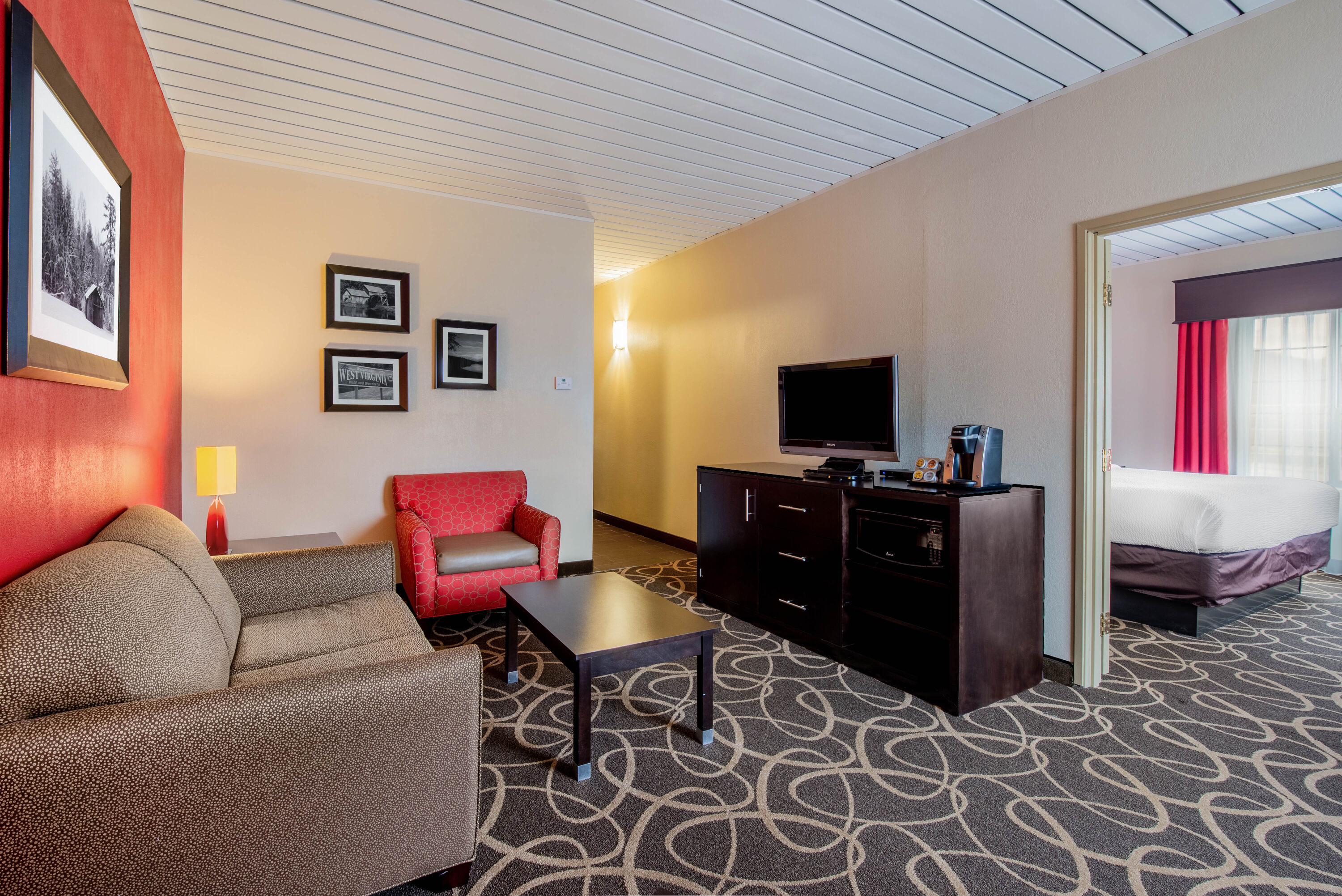 La Quinta Inn & Suites by Wyndham Elkview - Charleston NE suite in Elkview, West Virginia