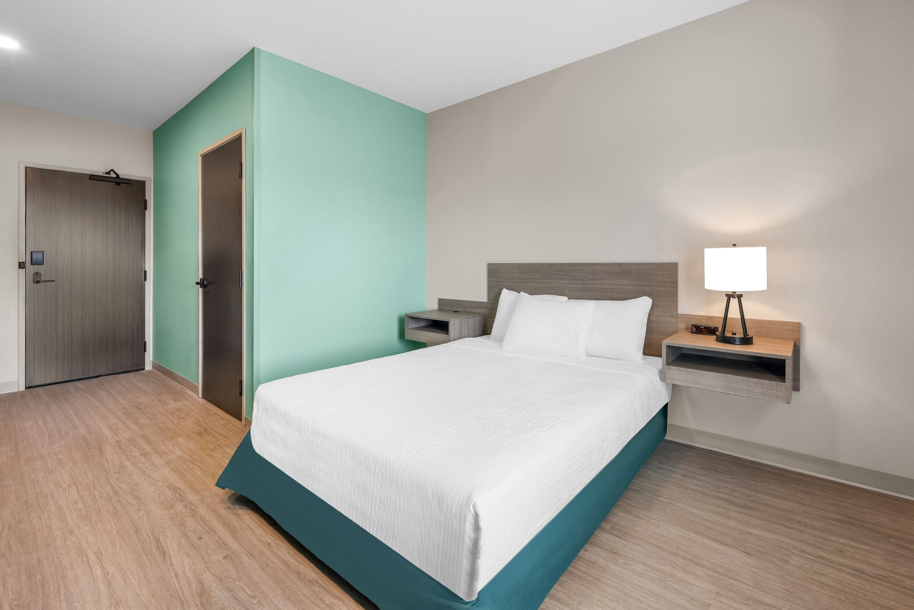 Queen bed guest room at the ECHO Suites Extended Stay by Wyndham Colorado Springs Airpt in Colorado Springs, Colorado