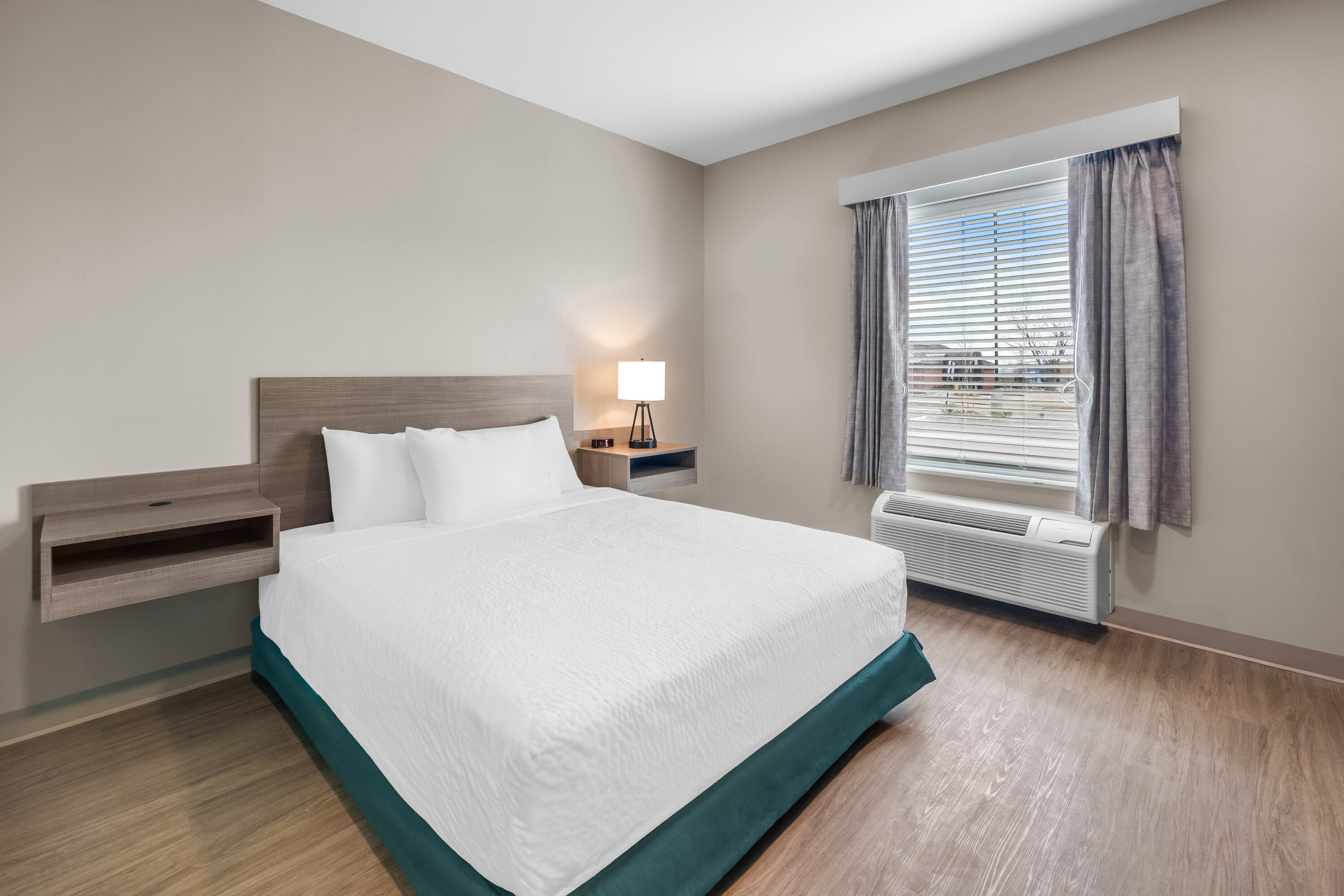 Queen bed guest room at the ECHO Suites Extended Stay by Wyndham Colorado Springs Airpt in Colorado Springs, Colorado