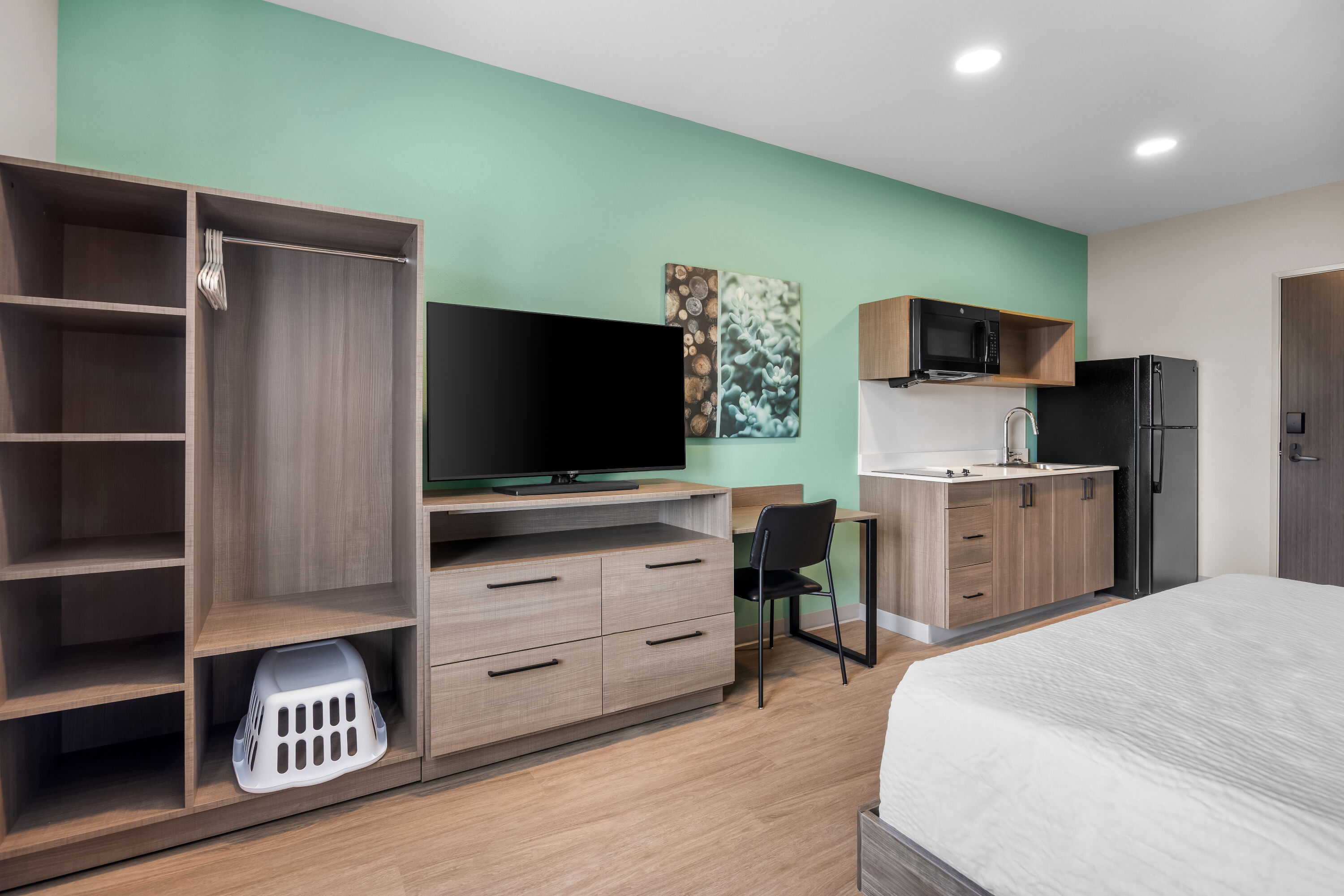 ECHO Suites Extended Stay by Wyndham Colorado Springs Airpt suite in Colorado Springs, Colorado