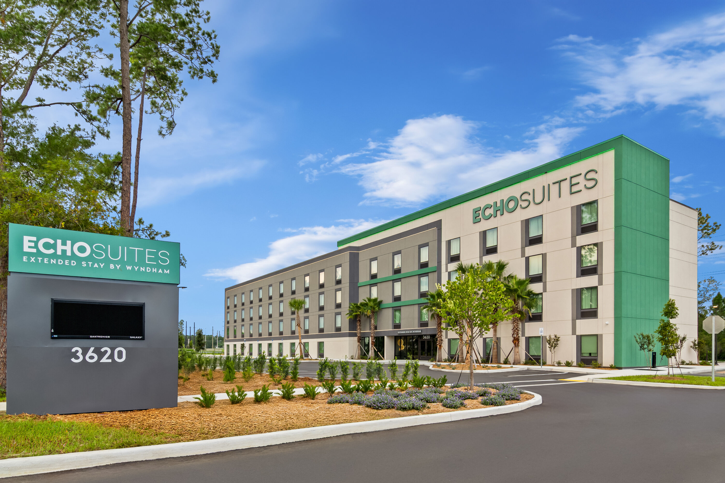 Exterior Day Image of ECHO Suites Extended Stay by Wyndham Middleburg hotel in Middleburg, Florida