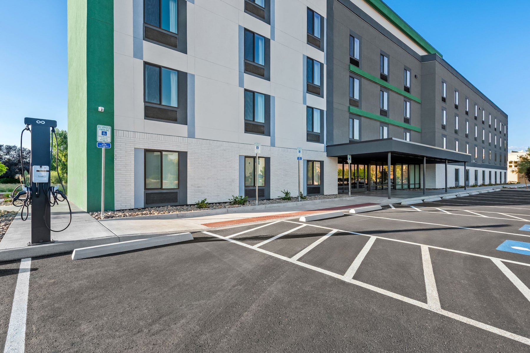Exterior Day Image of ECHO Suites Extended Stay by Wyndham Reno hotel in Reno, Nevada