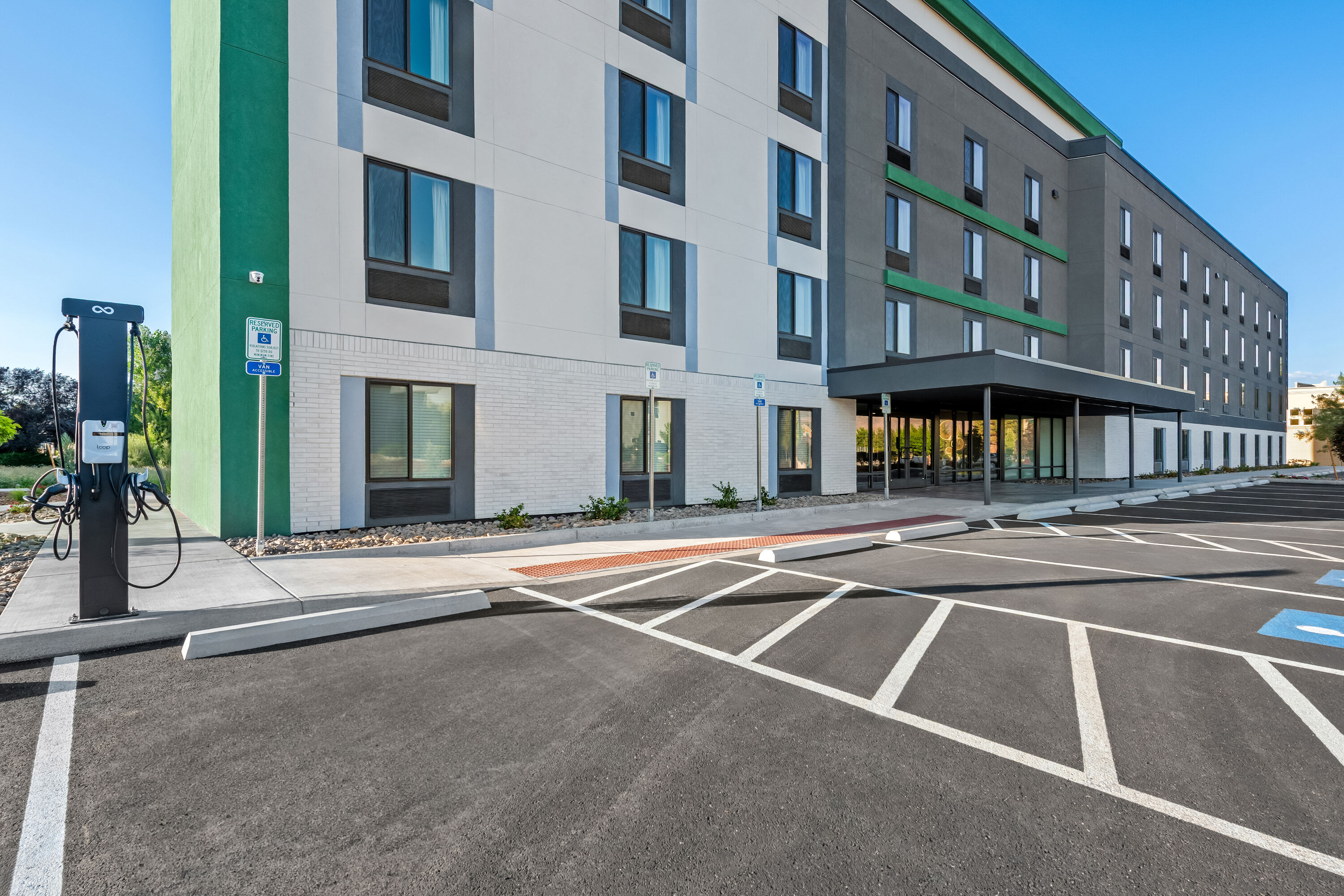 Exterior Day Image of ECHO Suites Extended Stay by Wyndham Reno hotel in Reno, Nevada