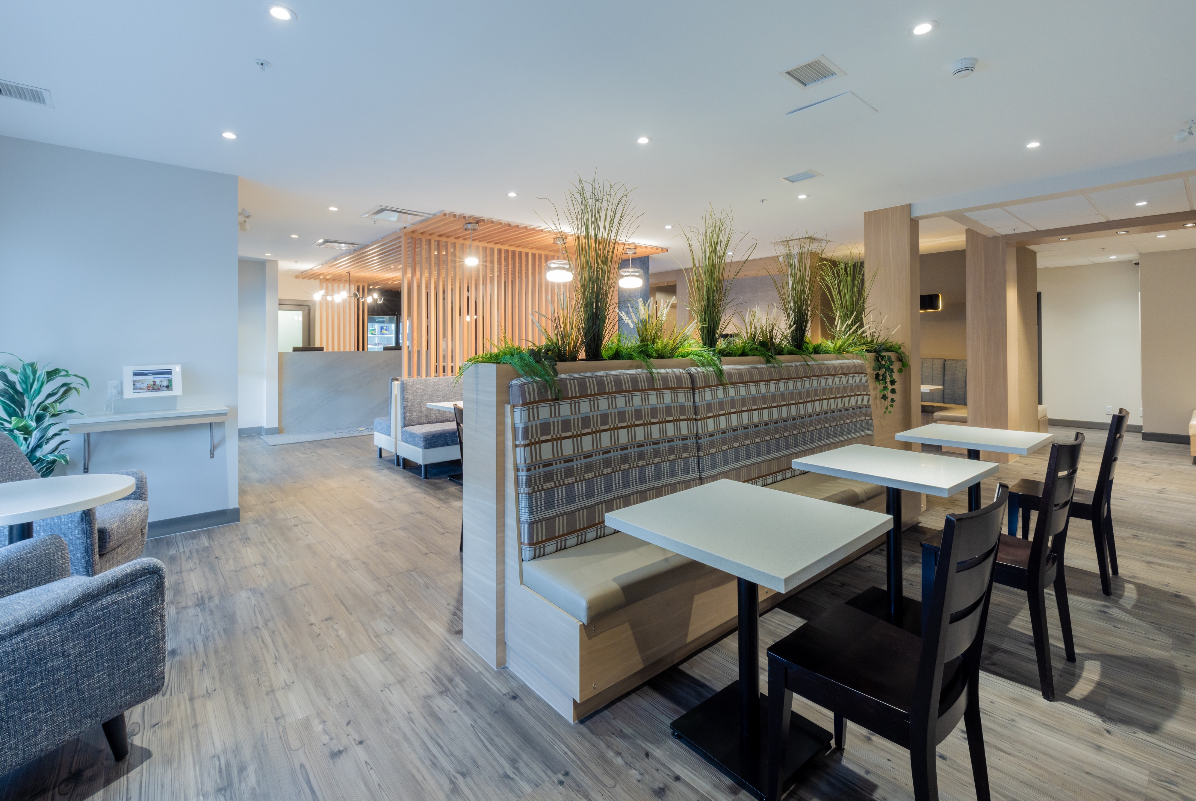 Microtel Inn & Suites by Wyndham Oyster Bay restaurant breakfast area with seating in Ladysmith, British Columbia