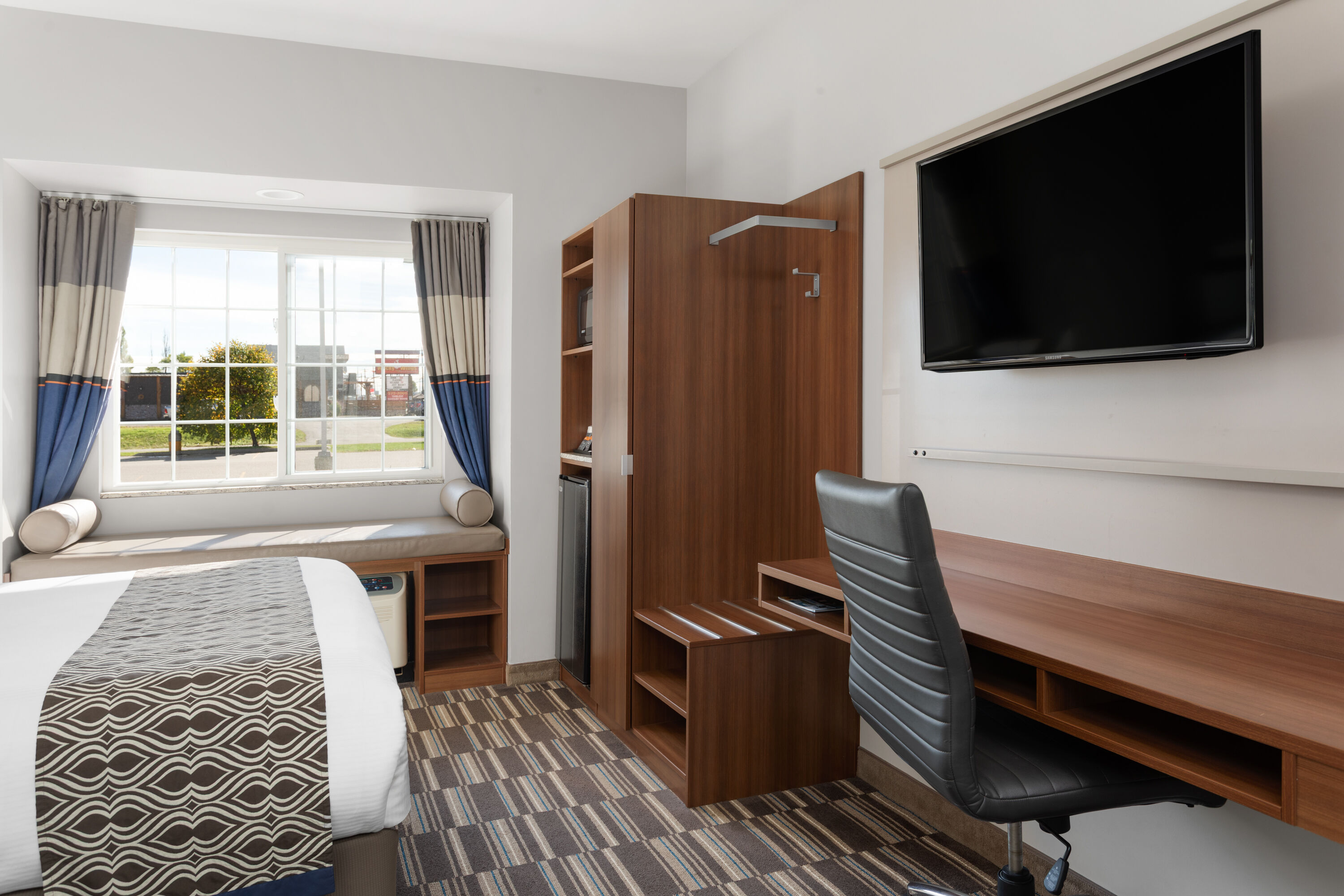 Microtel Inn & Suites by Wyndham Sault Ste. Marie hot tub suite in Sault Sainte Marie, Ontario