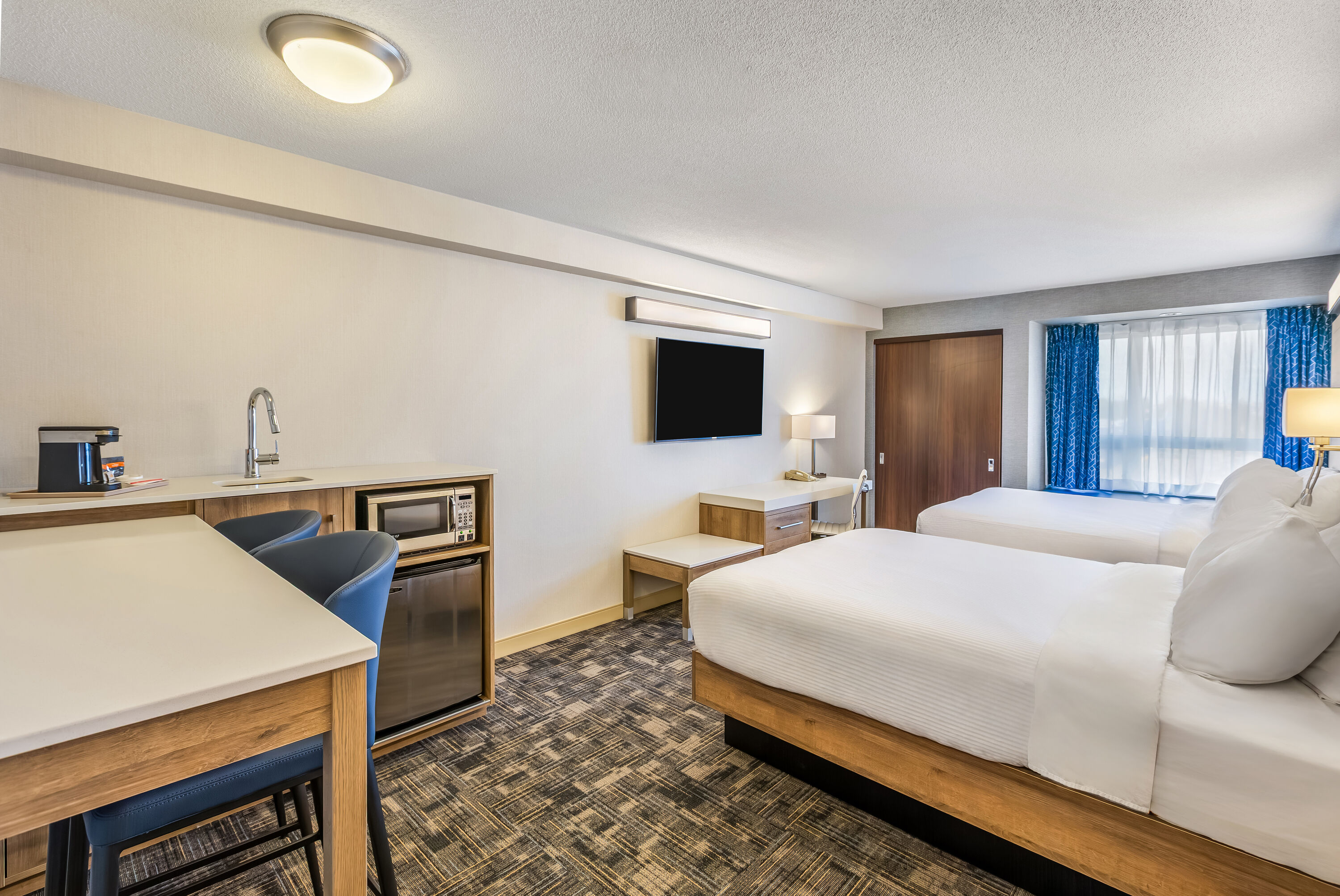 Queen bed guest room at the Microtel Inn & Suites by Wyndham Timmins in Timmins, Ontario
