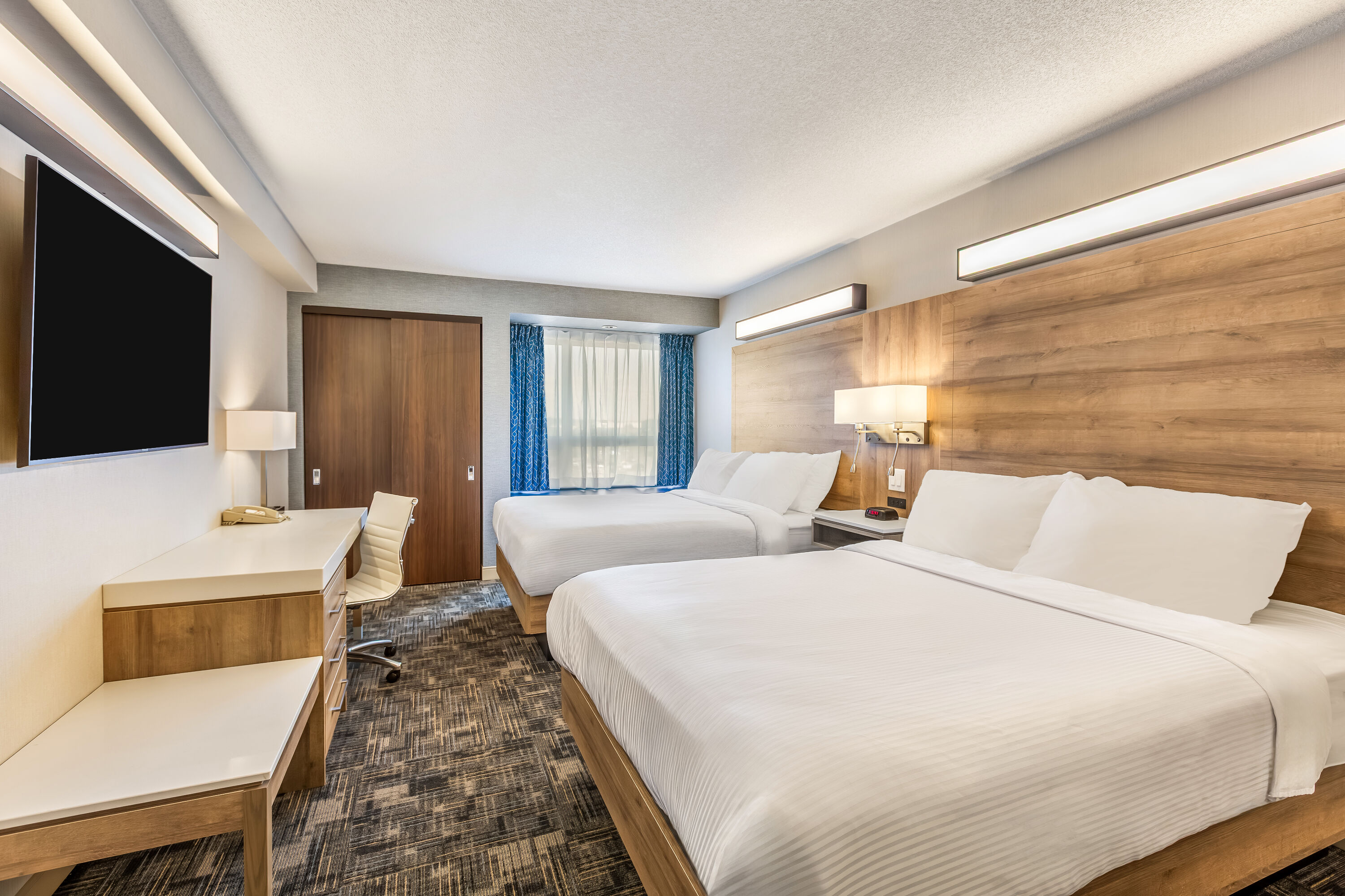 Queen bed guest room at the Microtel Inn & Suites by Wyndham Timmins in Timmins, Ontario