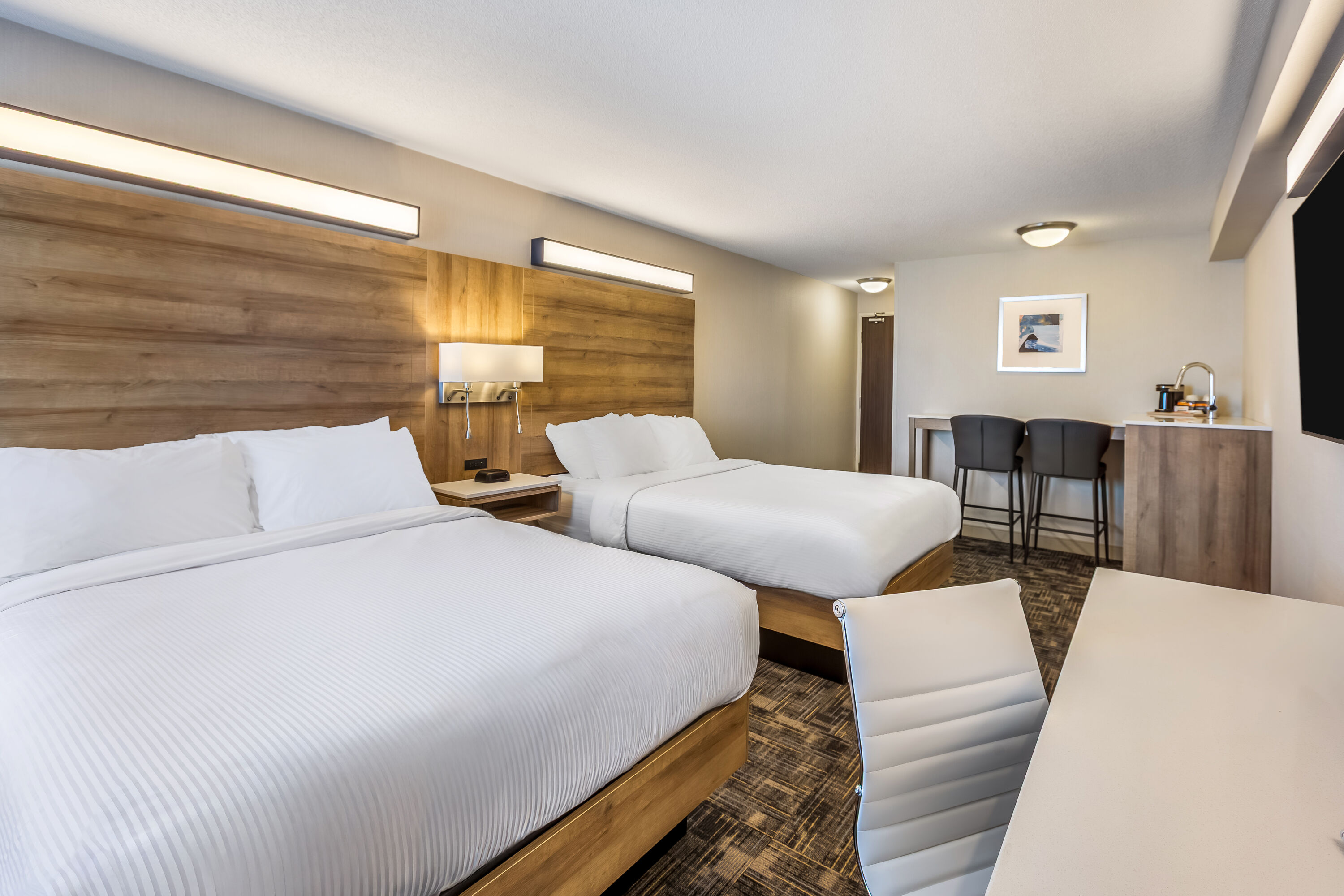Queen bed guest room at the Microtel Inn & Suites by Wyndham Timmins in Timmins, Ontario