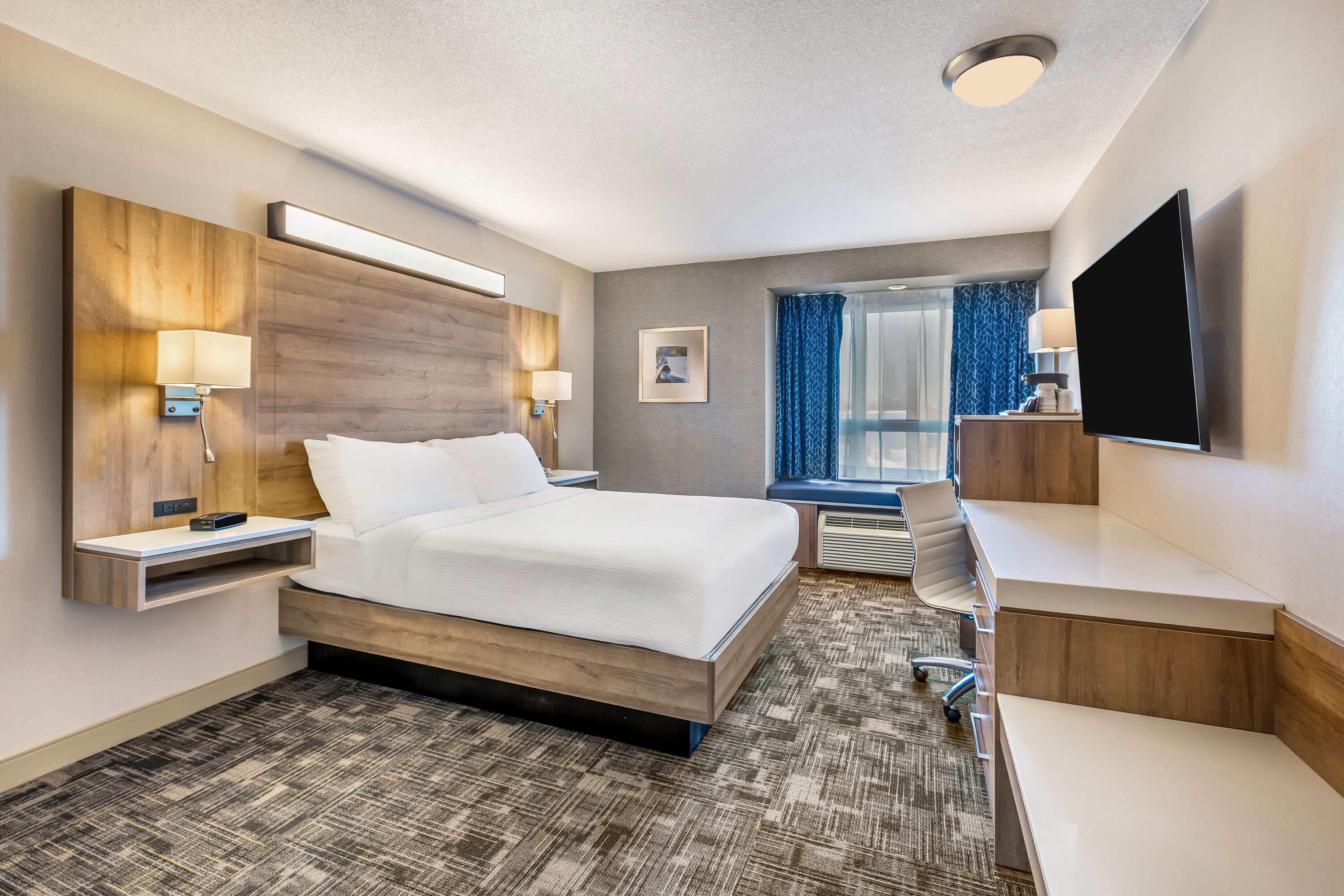 Queen bed guest room at the Microtel Inn & Suites by Wyndham Timmins in Timmins, Ontario