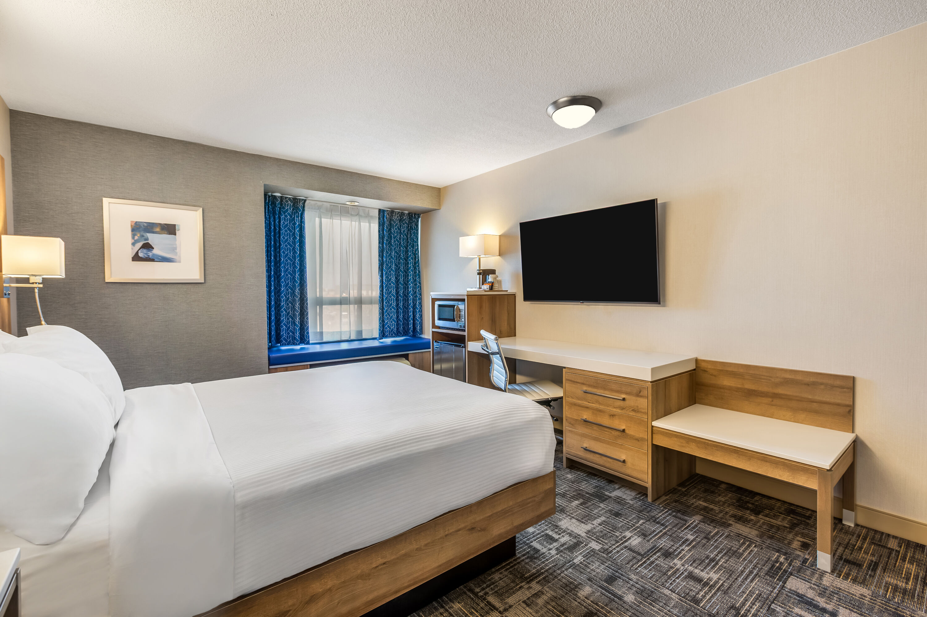 Queen bed guest room at the Microtel Inn & Suites by Wyndham Timmins in Timmins, Ontario