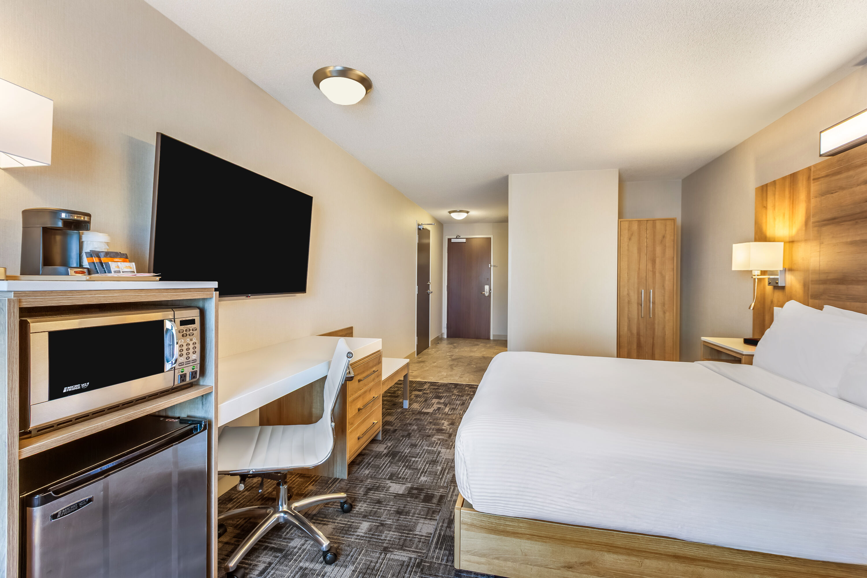 Queen bed guest room at the Microtel Inn & Suites by Wyndham Timmins in Timmins, Ontario