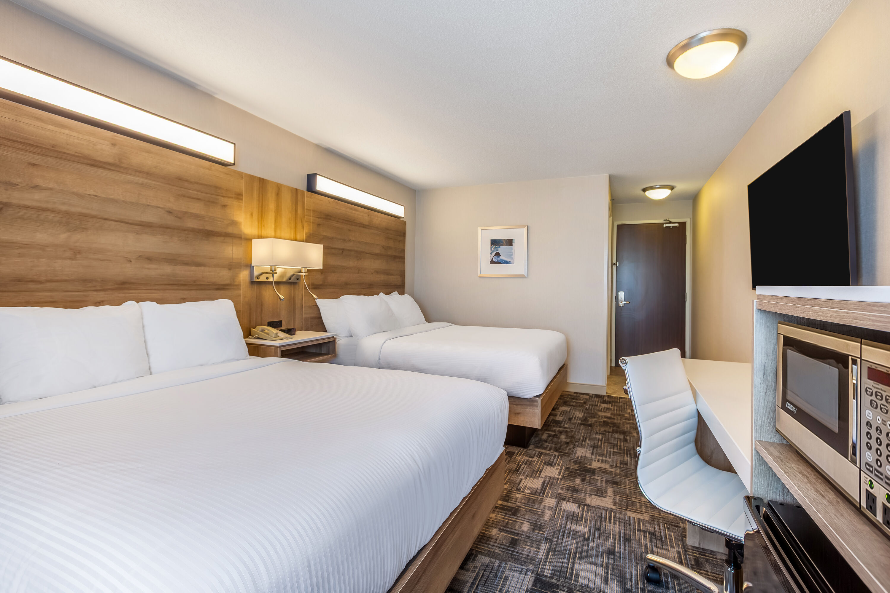 Queen bed guest room at the Microtel Inn & Suites by Wyndham Timmins in Timmins, Ontario