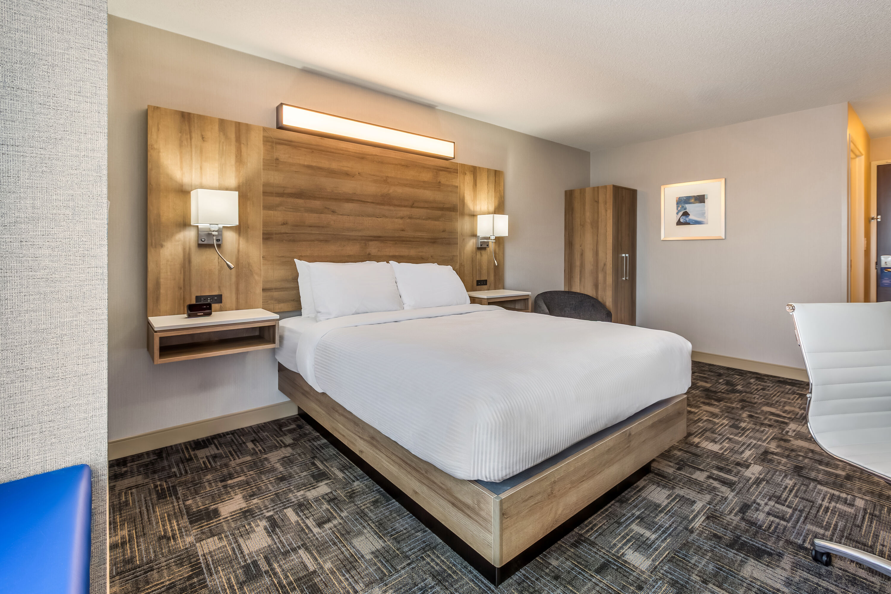 Queen bed guest room at the Microtel Inn & Suites by Wyndham Timmins in Timmins, Ontario