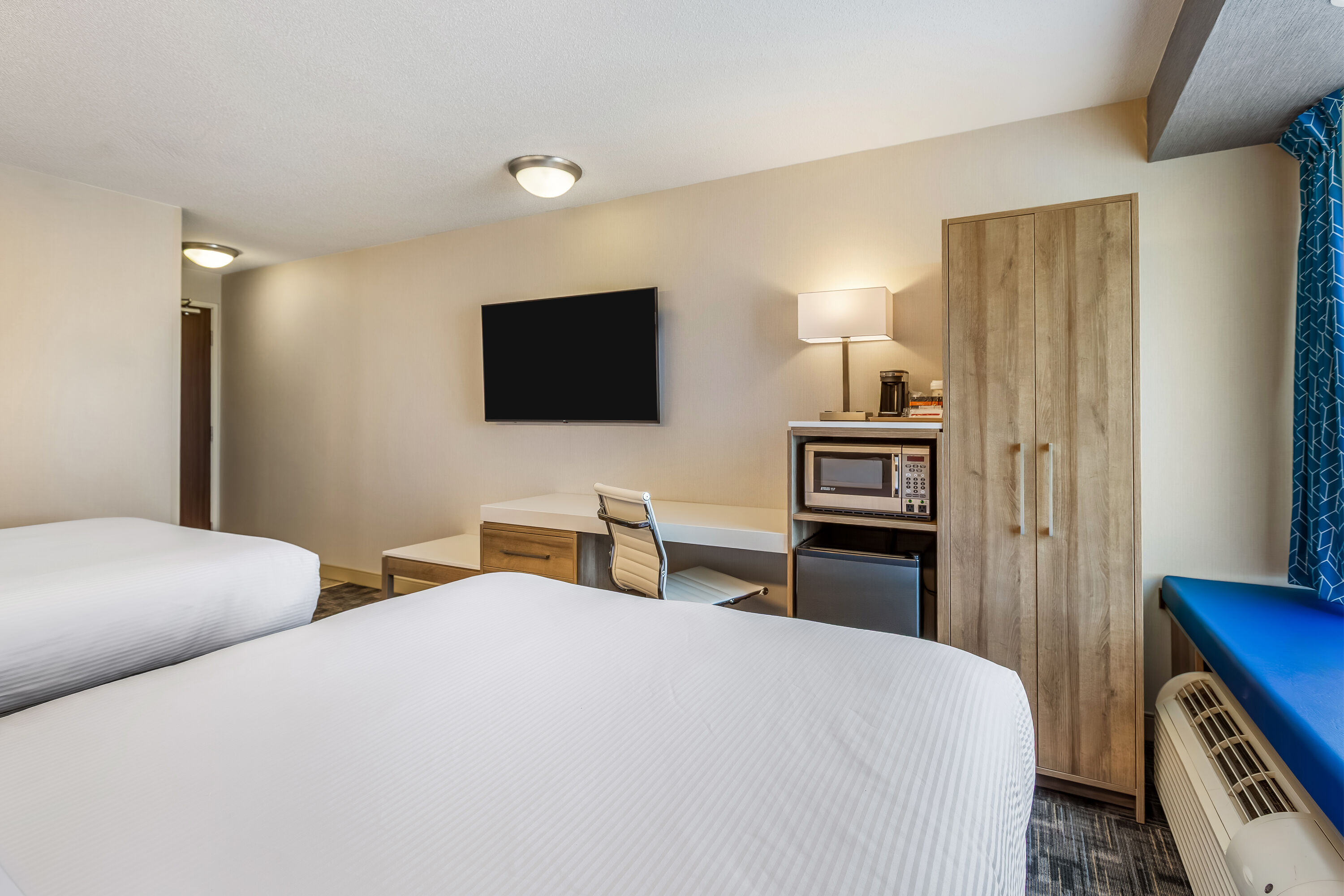 Queen bed guest room at the Microtel Inn & Suites by Wyndham Timmins in Timmins, Ontario