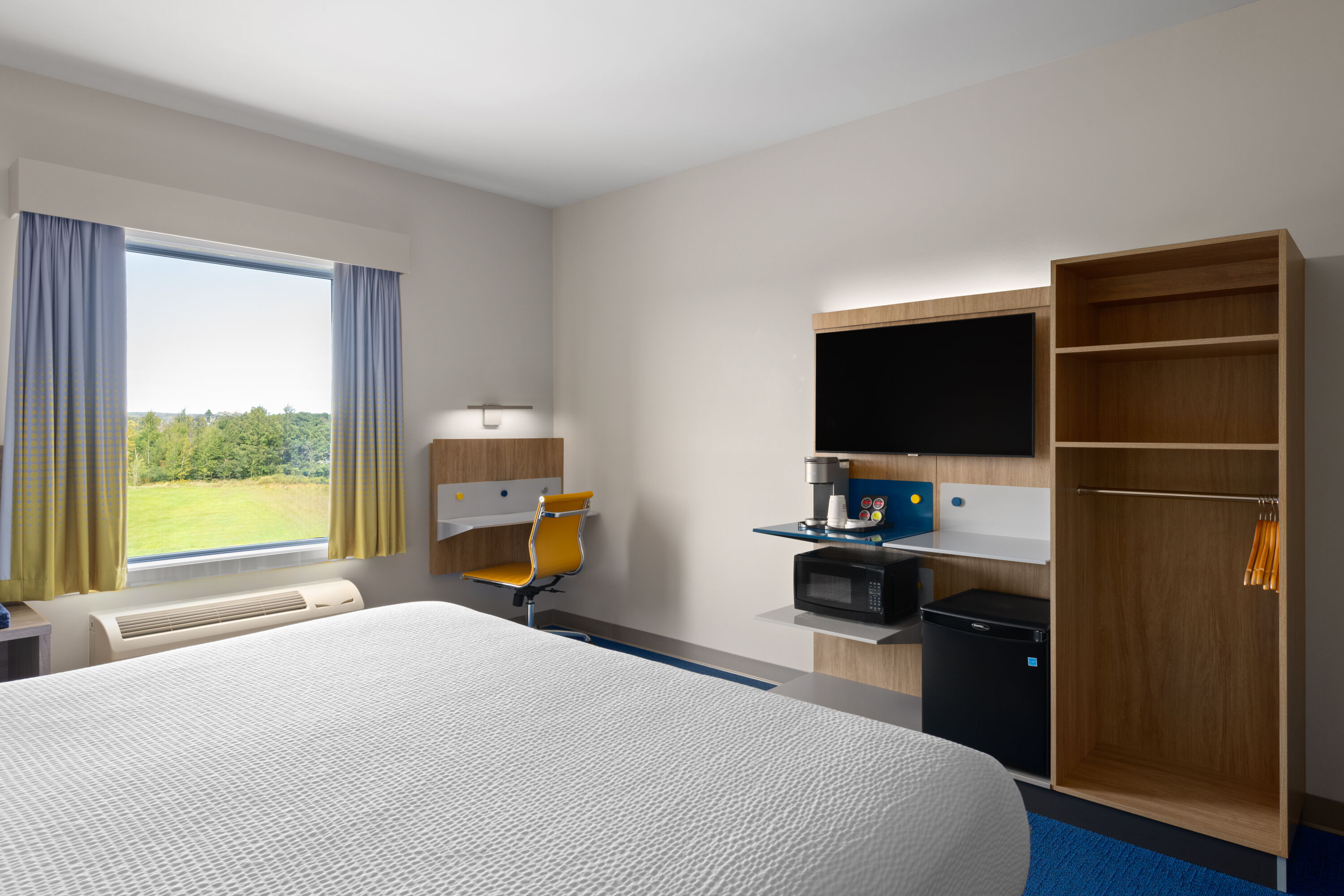 Guest room at the Microtel by Wyndham Lachute in Lachute, Quebec