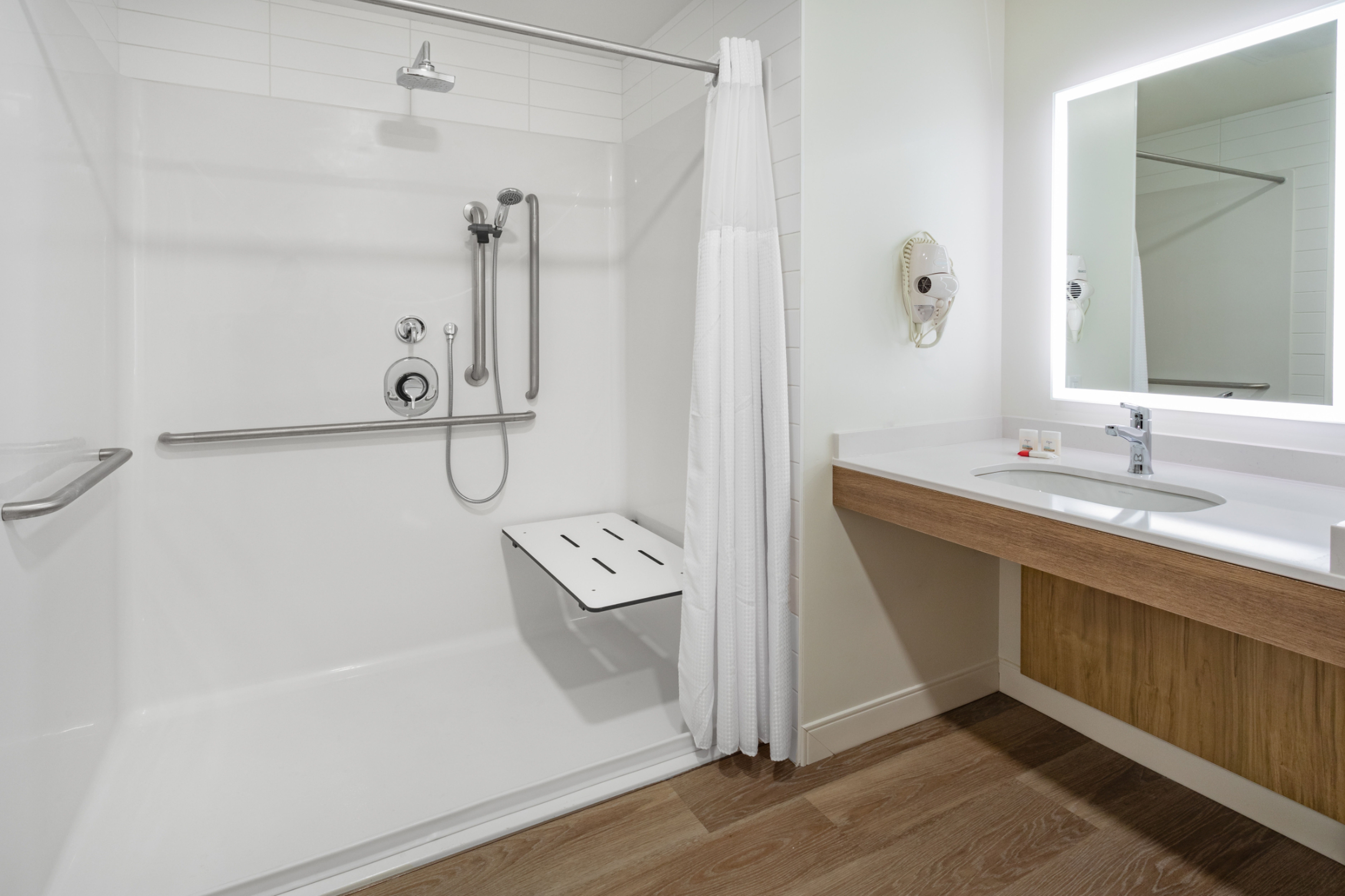 Guest room bath at the Microtel Inn & Suites by Wyndham Matagami in Matagami, Quebec