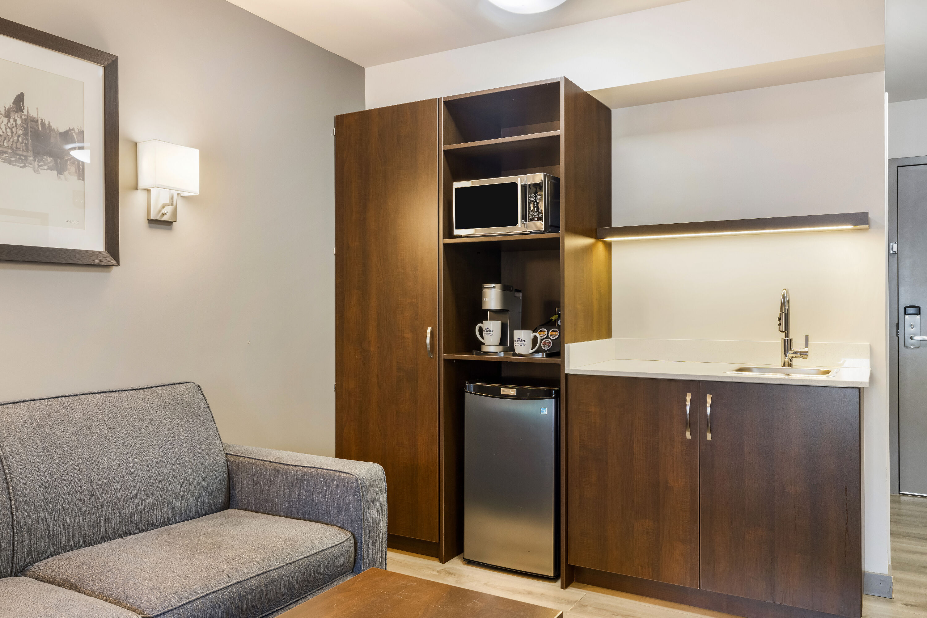 Queen bed guest room at the Microtel Inn & Suites by Wyndham Mont Tremblant in Mont-Tremblant, Quebec