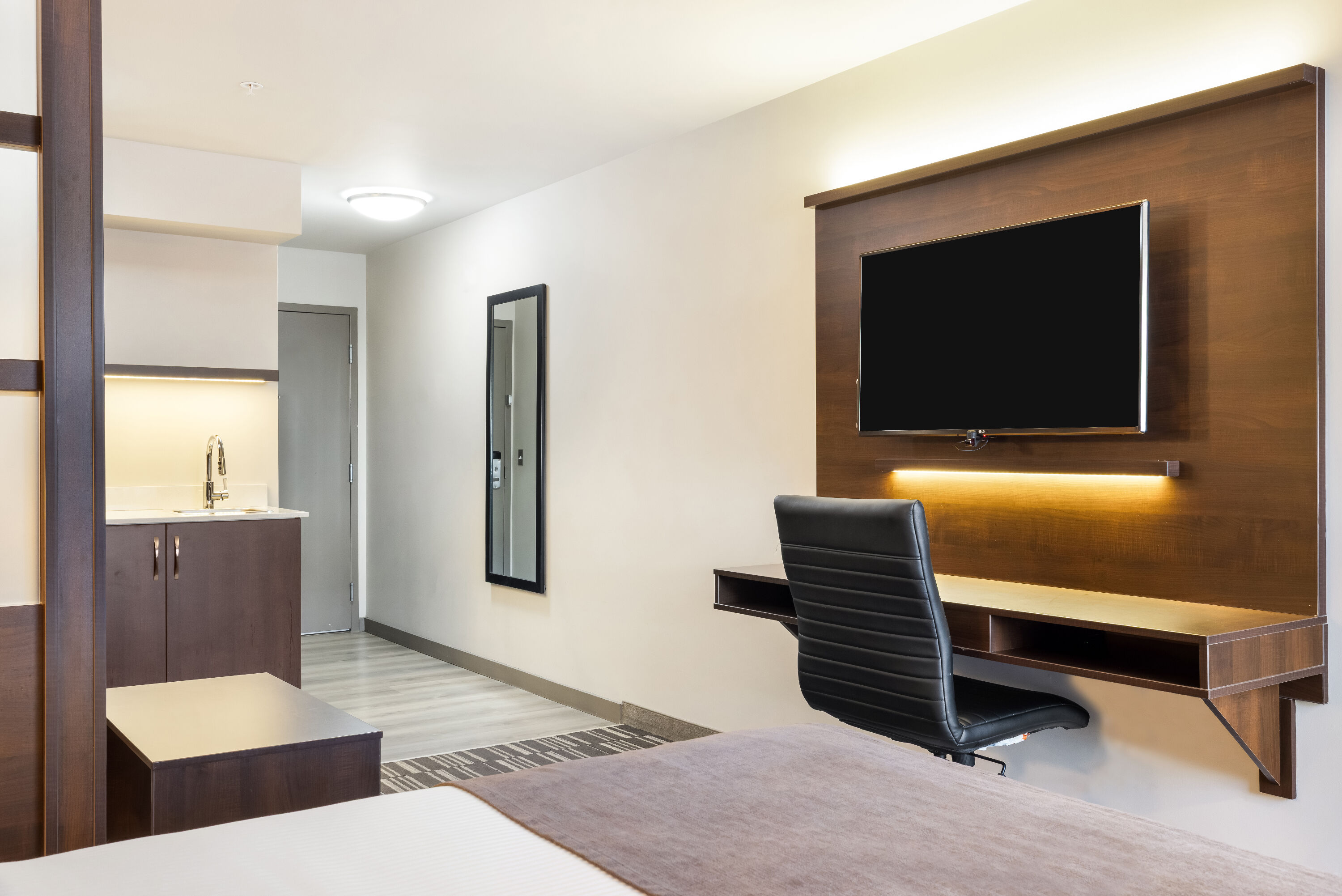 Queen bed guest room at the Microtel Inn & Suites by Wyndham Mont Tremblant in Mont-Tremblant, Quebec