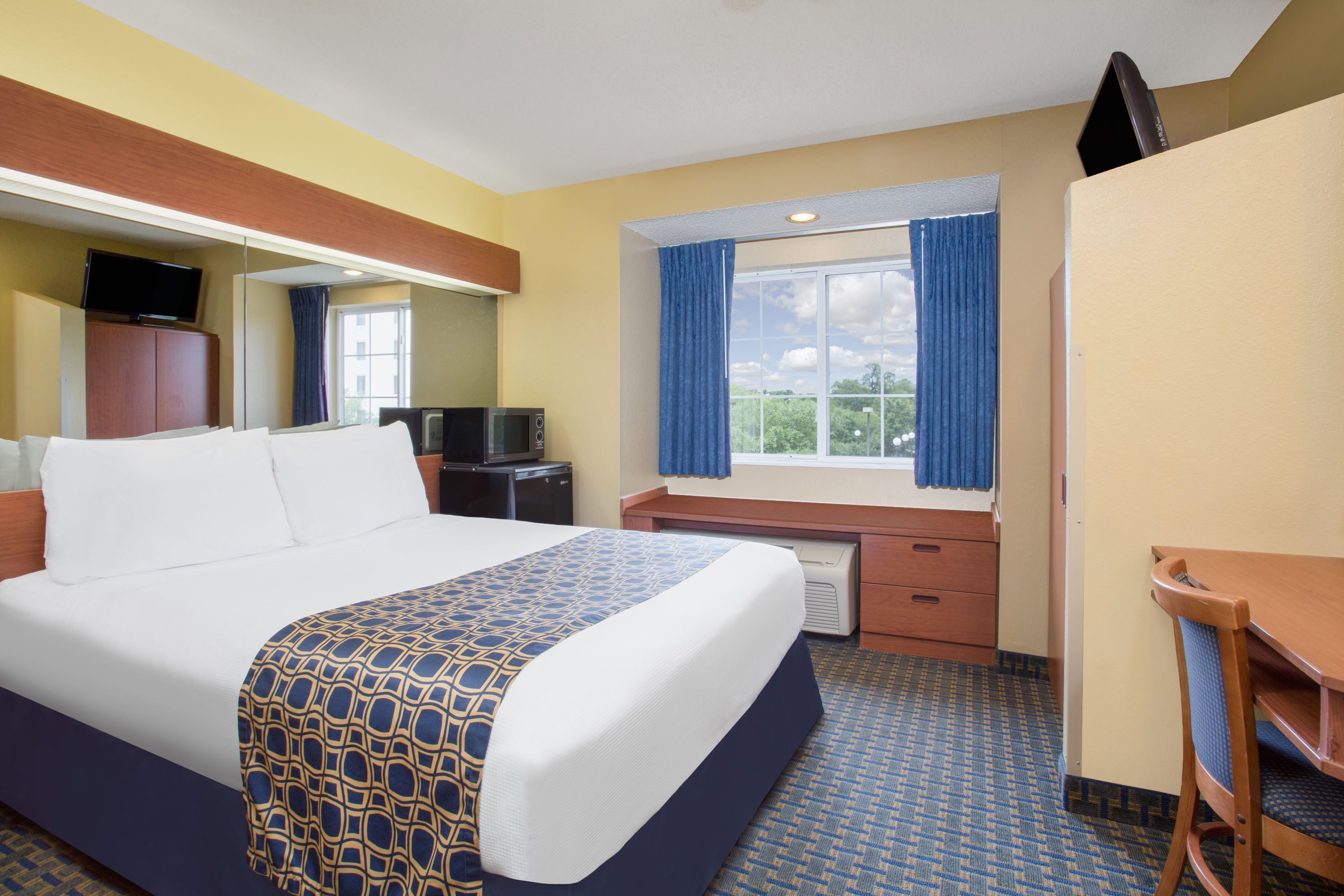 Guest room at the Microtel Inn & Suites by Wyndham Leesburg/Mt Dora in Leesburg, Florida