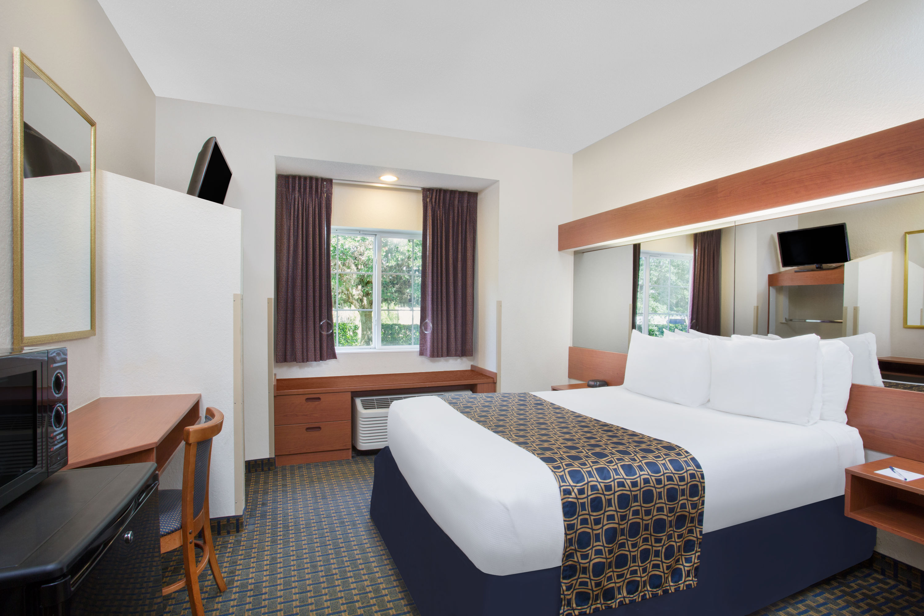 Guest room at the Microtel Inn & Suites by Wyndham Leesburg/Mt Dora in Leesburg, Florida