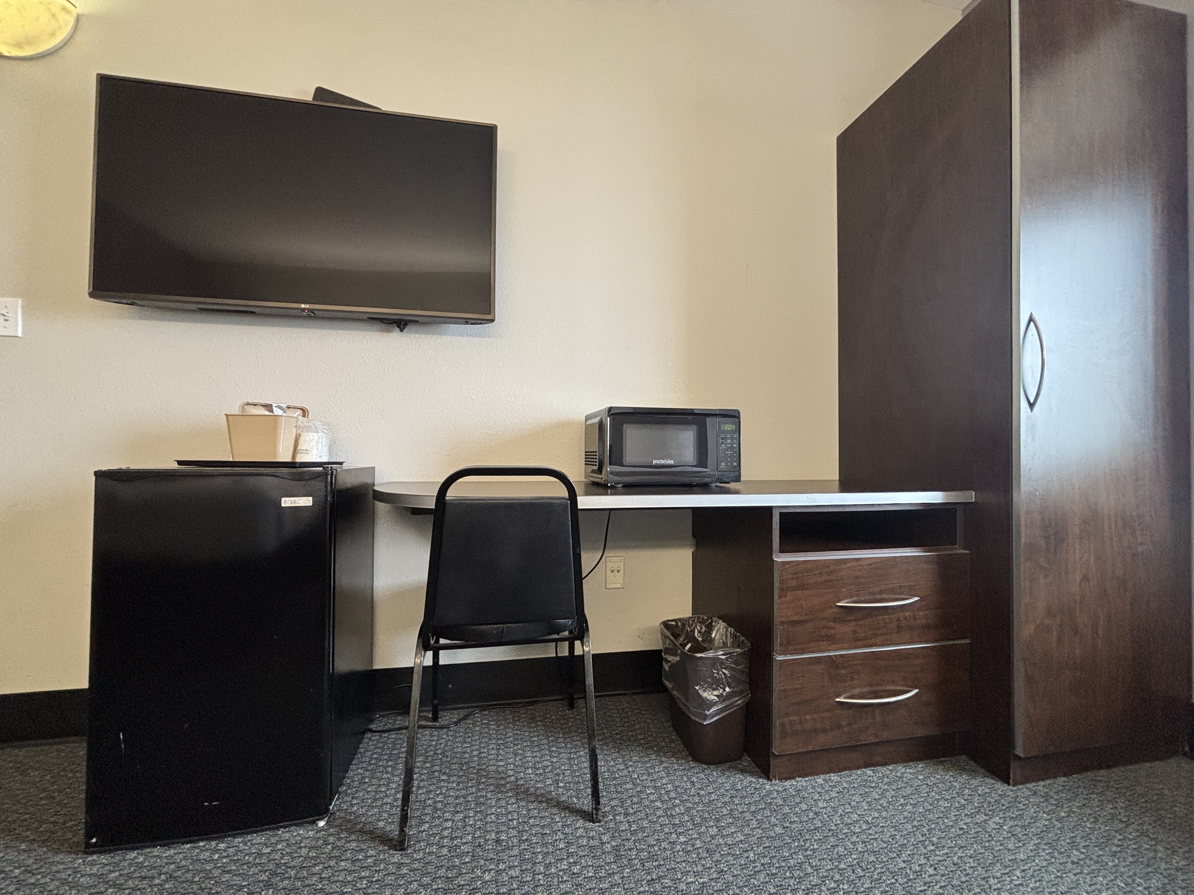 King bed guest room at the Microtel Inn & Suites by Wyndham Quincy Downtown/River Area in Quincy, Illinois