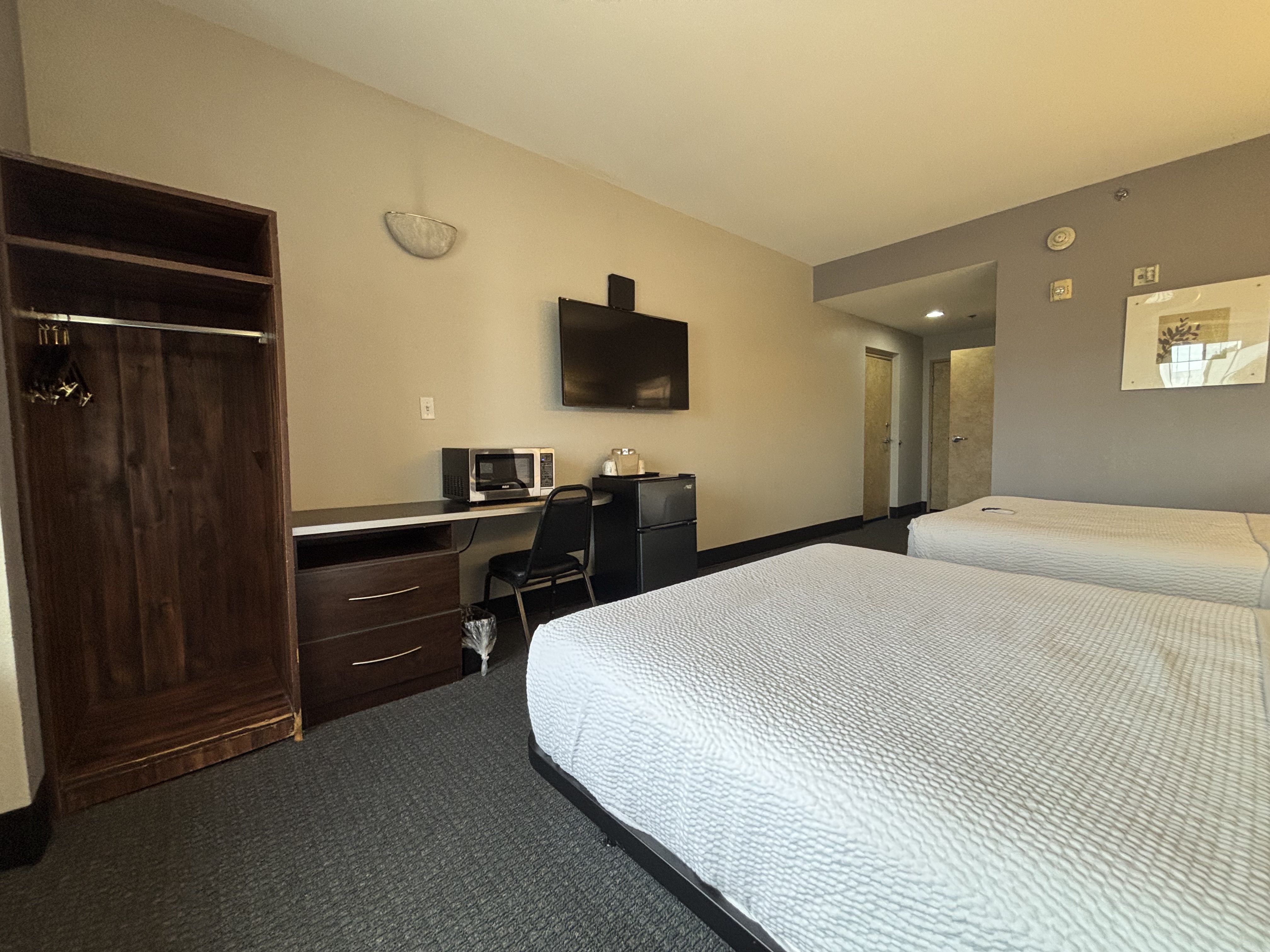 King bed guest room at the Microtel Inn & Suites by Wyndham Quincy Downtown/River Area in Quincy, Illinois