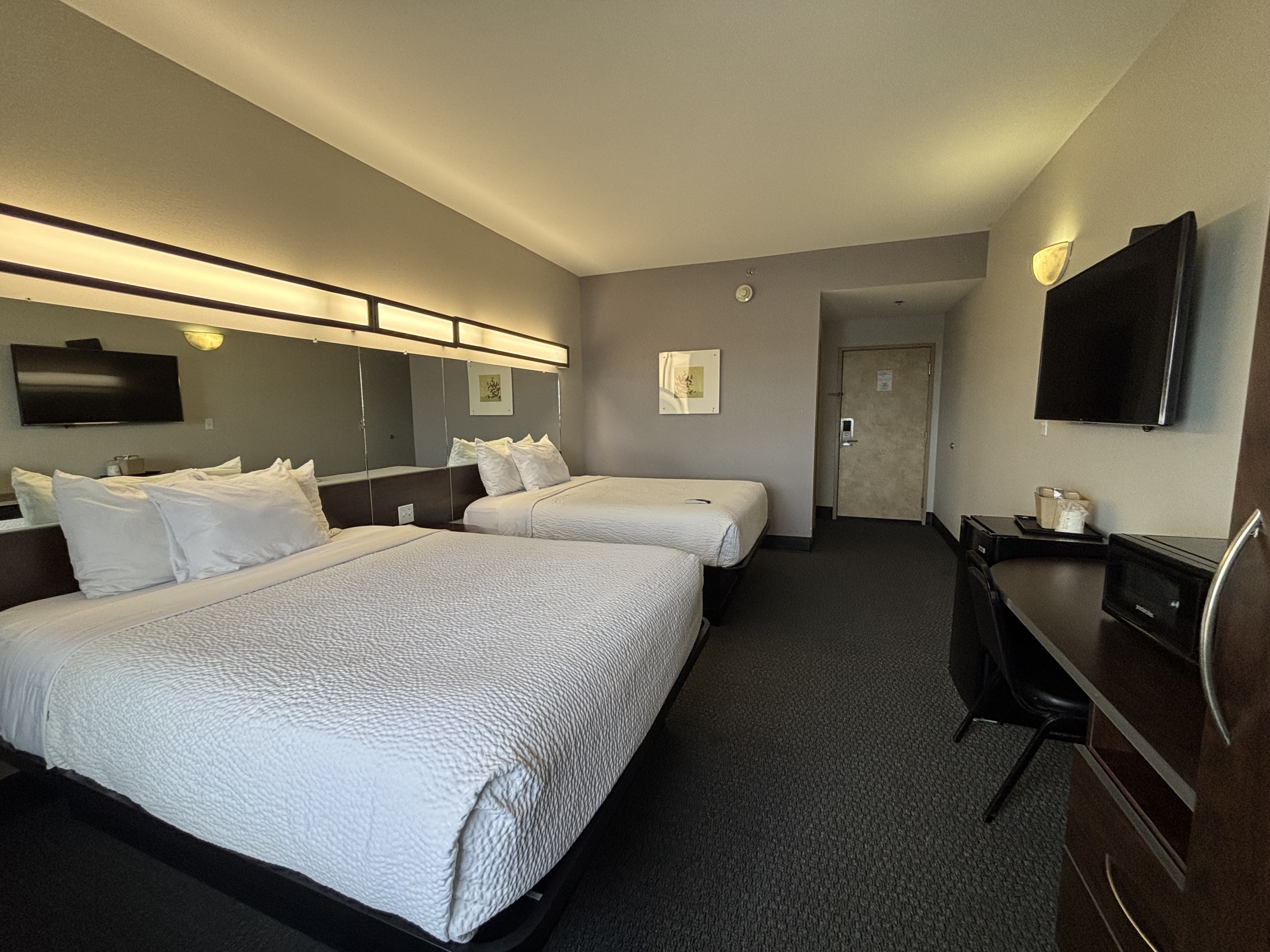 King bed guest room at the Microtel Inn & Suites by Wyndham Quincy Downtown/River Area in Quincy, Illinois