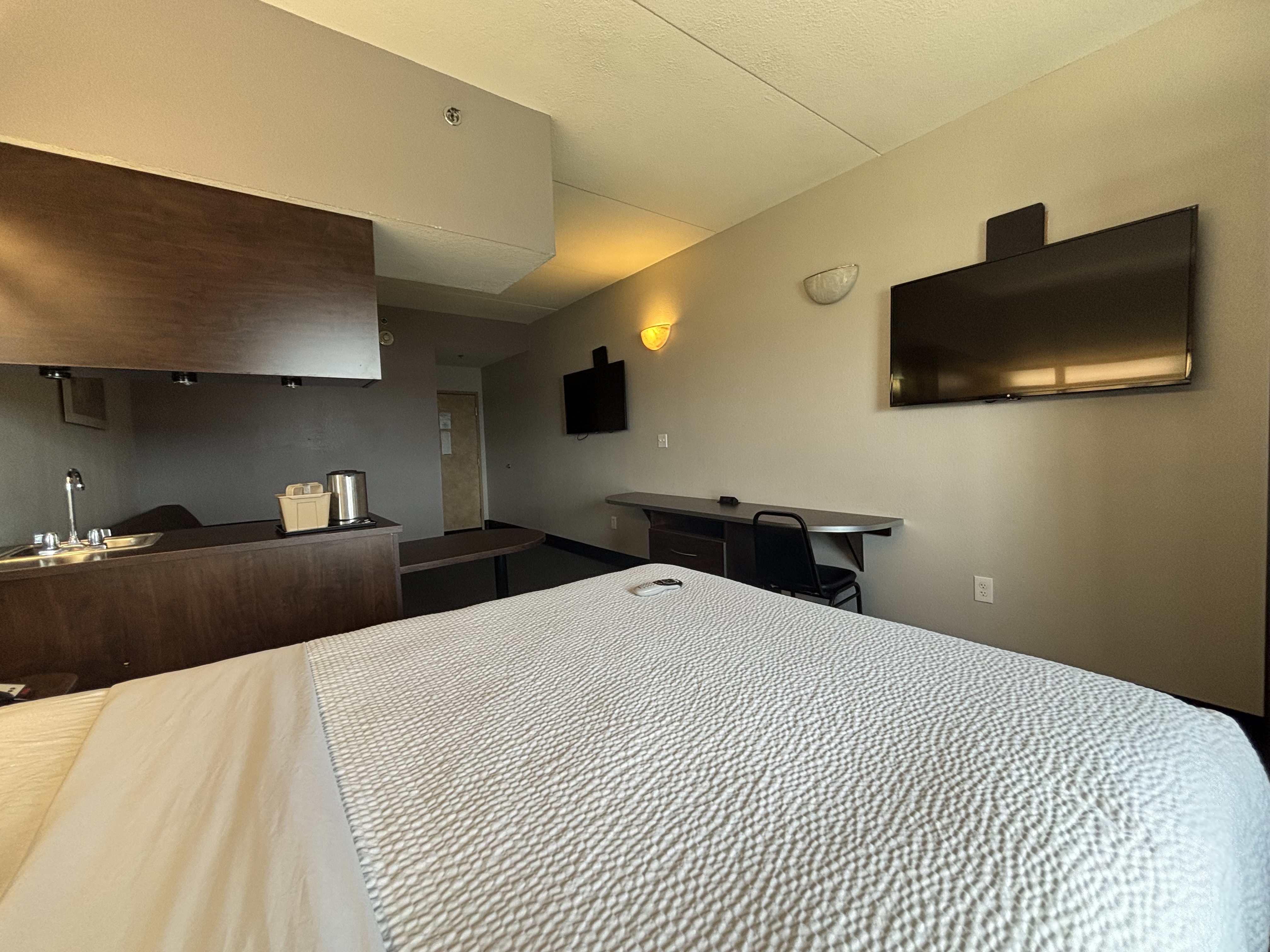 King bed guest room at the Microtel Inn & Suites by Wyndham Quincy Downtown/River Area in Quincy, Illinois