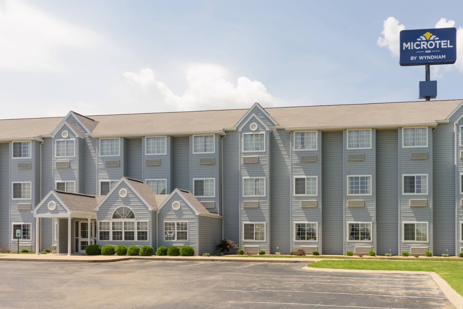 Exterior Day Image of Microtel Inn & Suites by Wyndham Bowling Green ho...