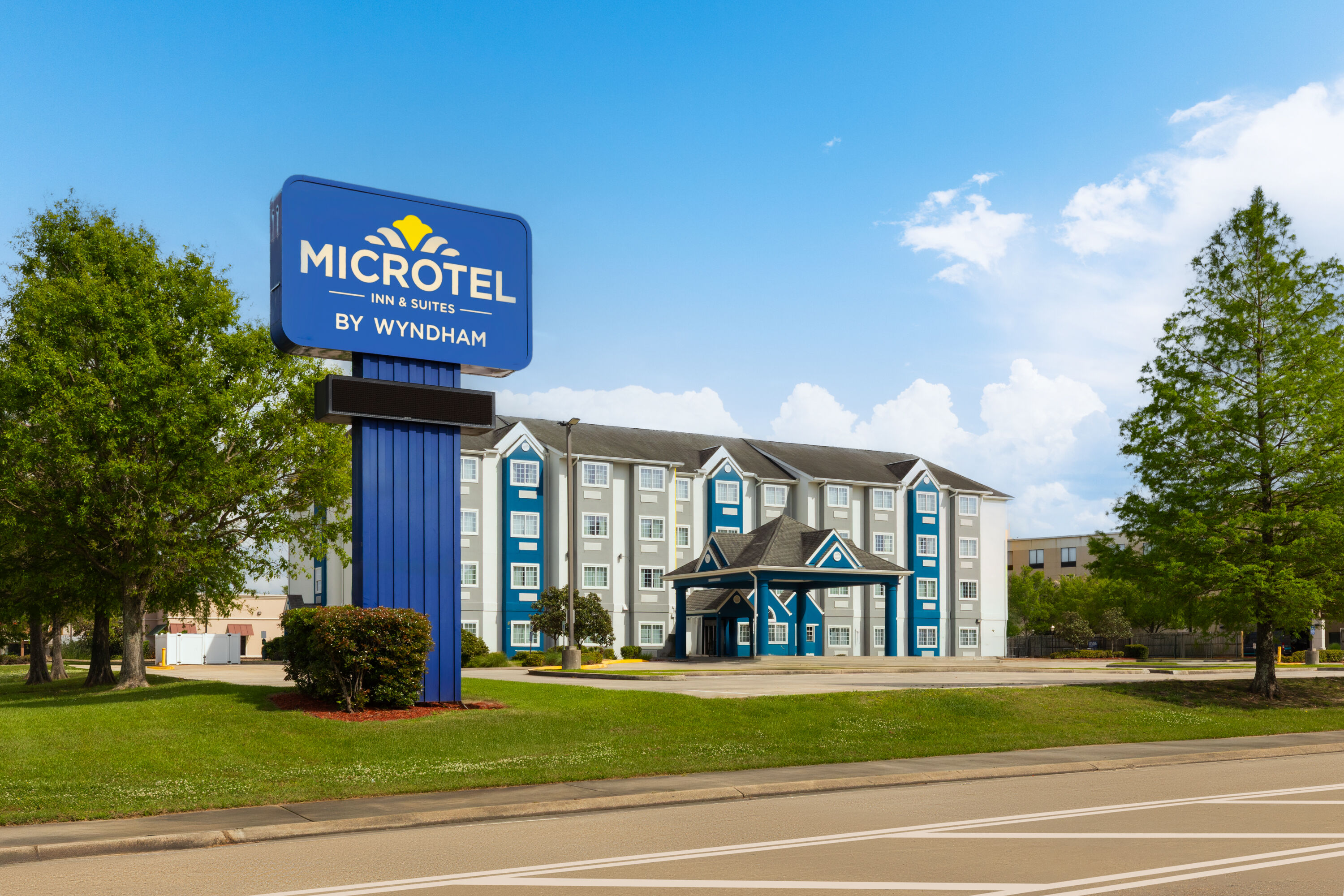Exterior Day Image of Microtel Inn & Suites by Wyndham Baton Rouge Airport hotel in Baton Rouge, Louisiana