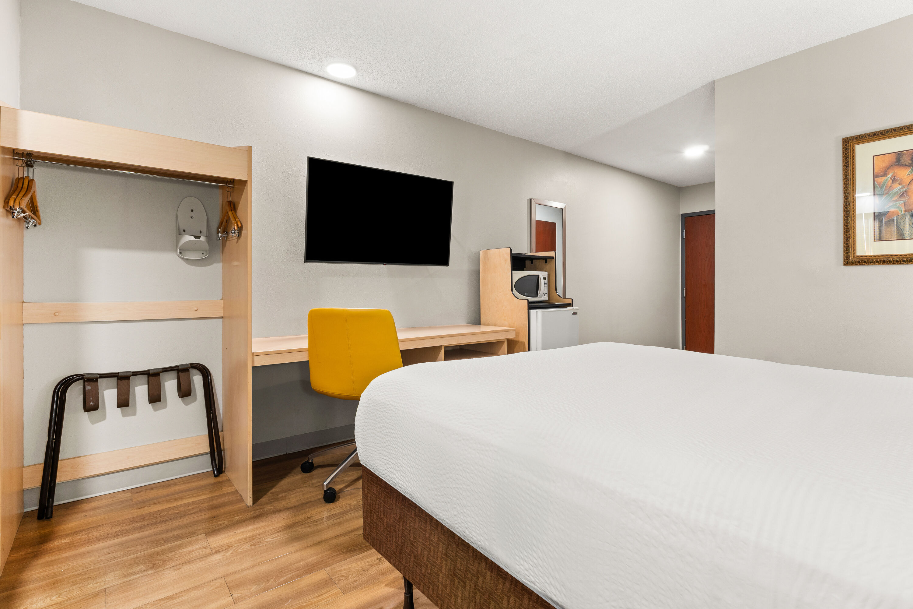 Queen bed guest room at the Microtel Inn & Suites by Wyndham Salisbury in Salisbury, Maryland