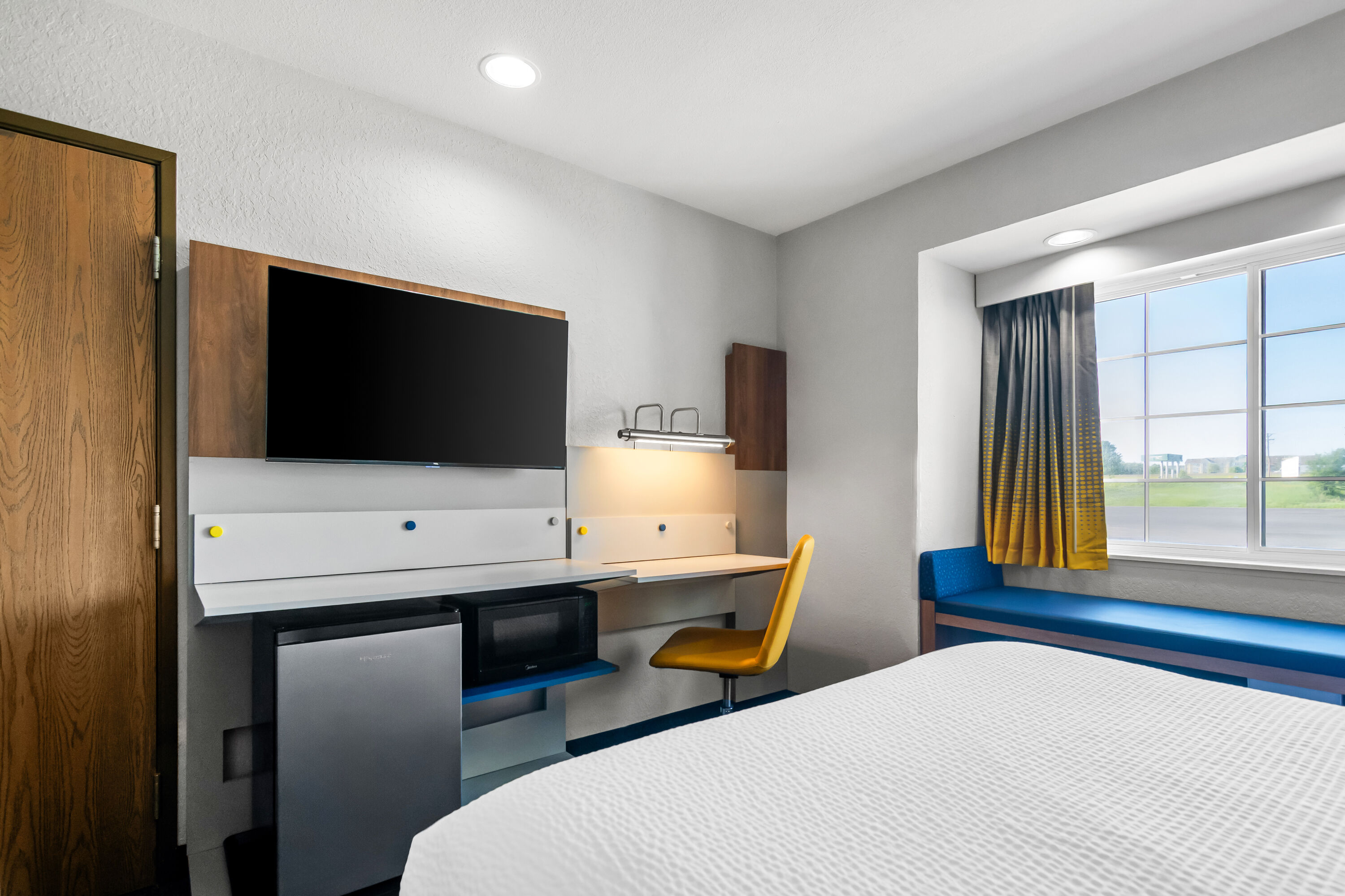 Queen bed guest room at the Microtel Inn & Suites by Wyndham Joplin in Joplin, Missouri