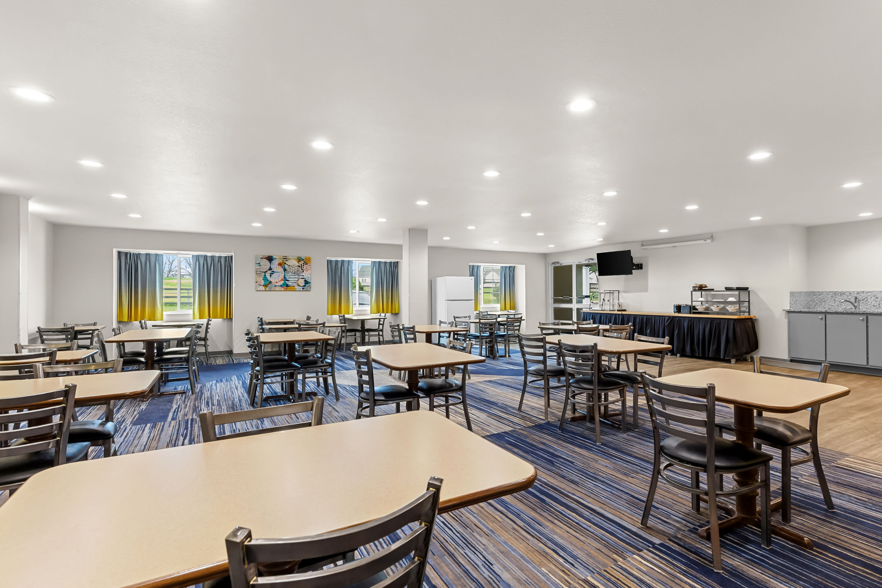 Microtel Inn & Suites by Wyndham Sainte Genevieve restaurant breakfast area with seating in Sainte Genevieve, Missouri