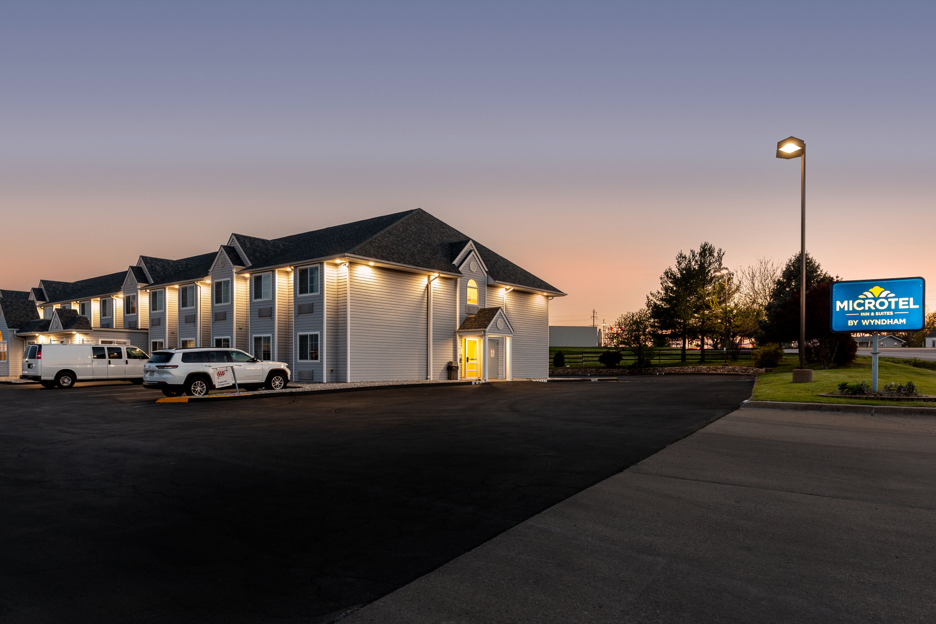 Exterior Night Image of Microtel Inn & Suites by Wyndham Sainte Genevieve hotel in Sainte Genevieve, Missouri