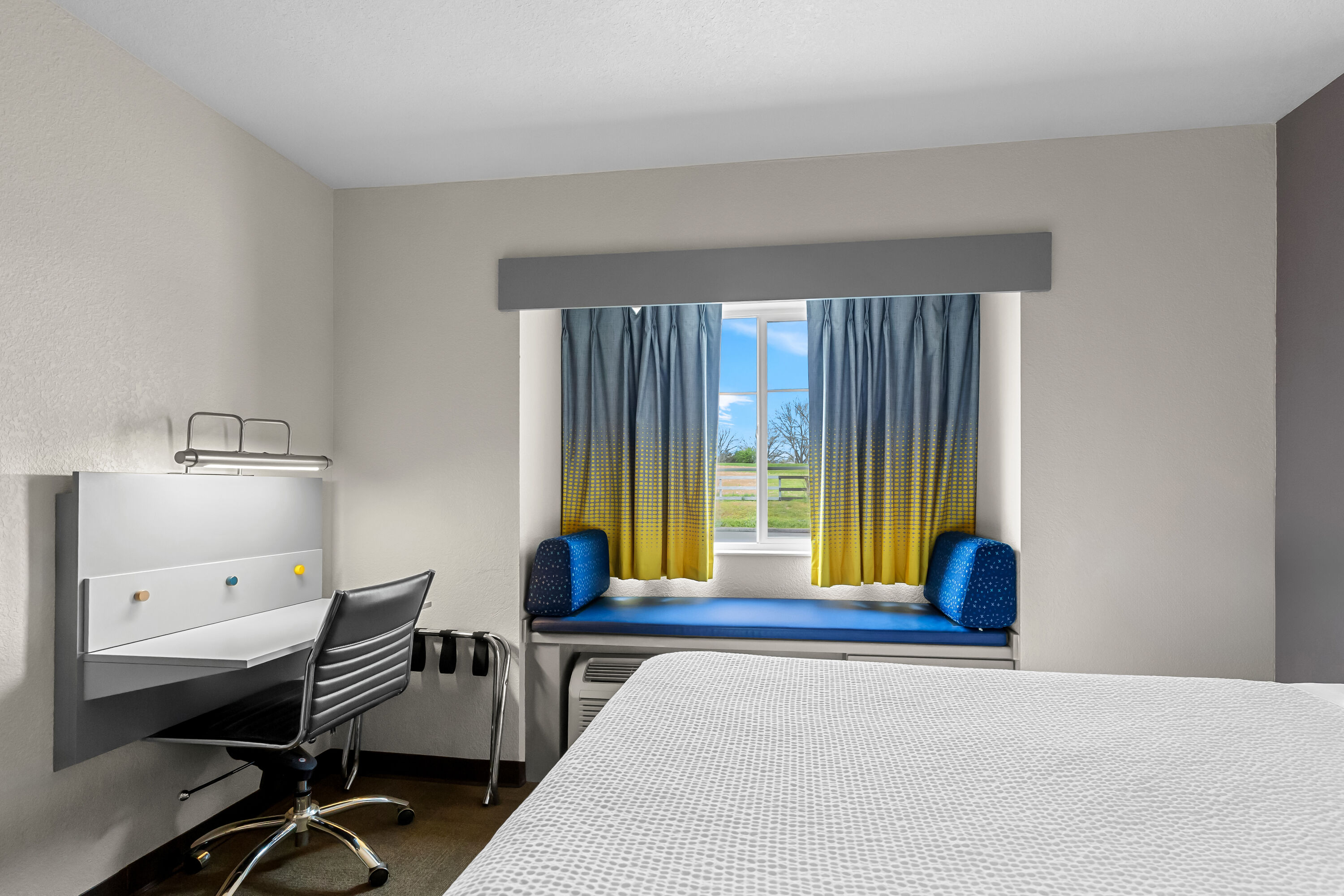 Double bed guest room at the Microtel Inn & Suites by Wyndham Sainte Genevieve in Sainte Genevieve, Missouri