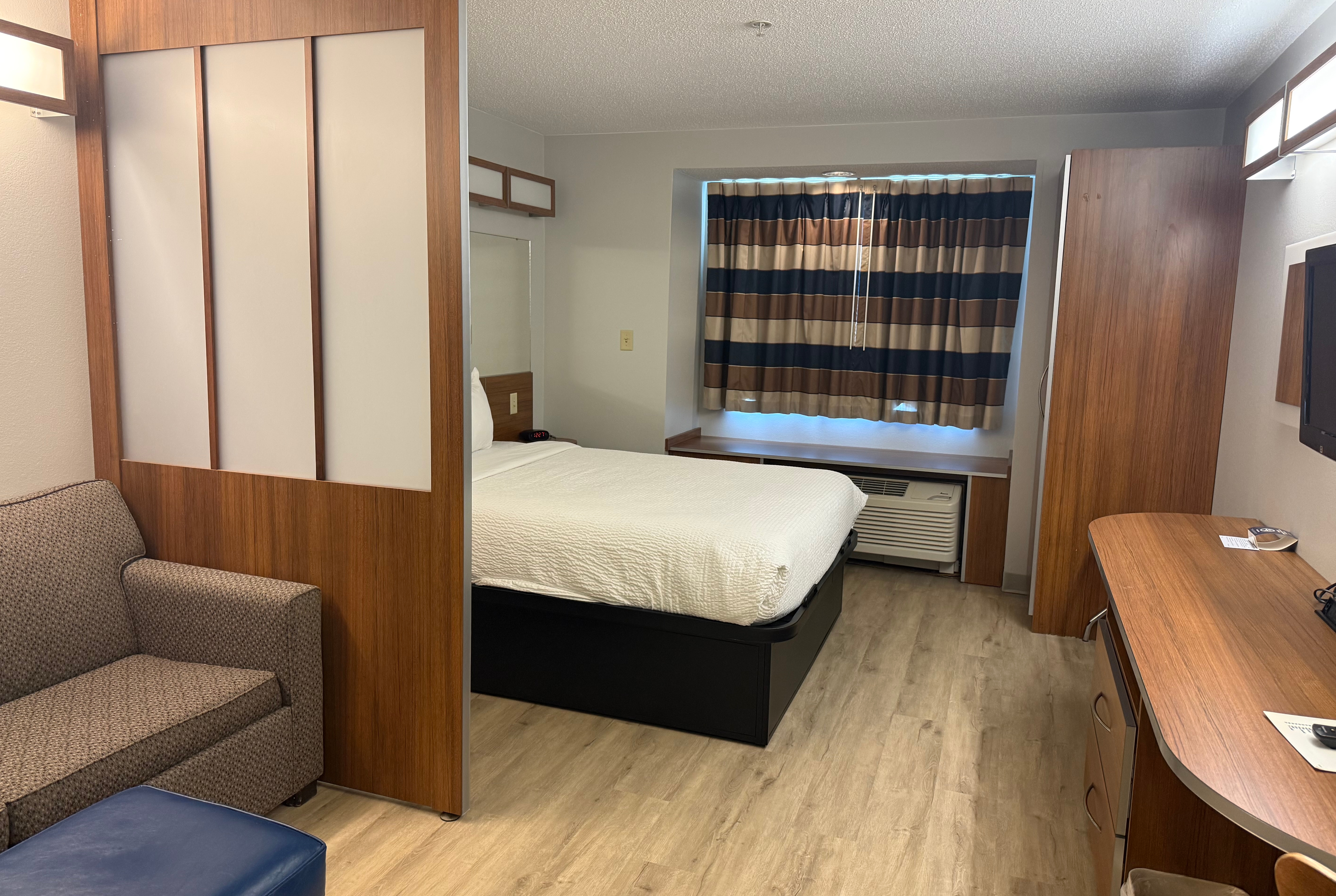 Queen bed guest room at the Microtel Inn & Suites by Wyndham Dickson City/Scranton in Dickson City, Pennsylvania