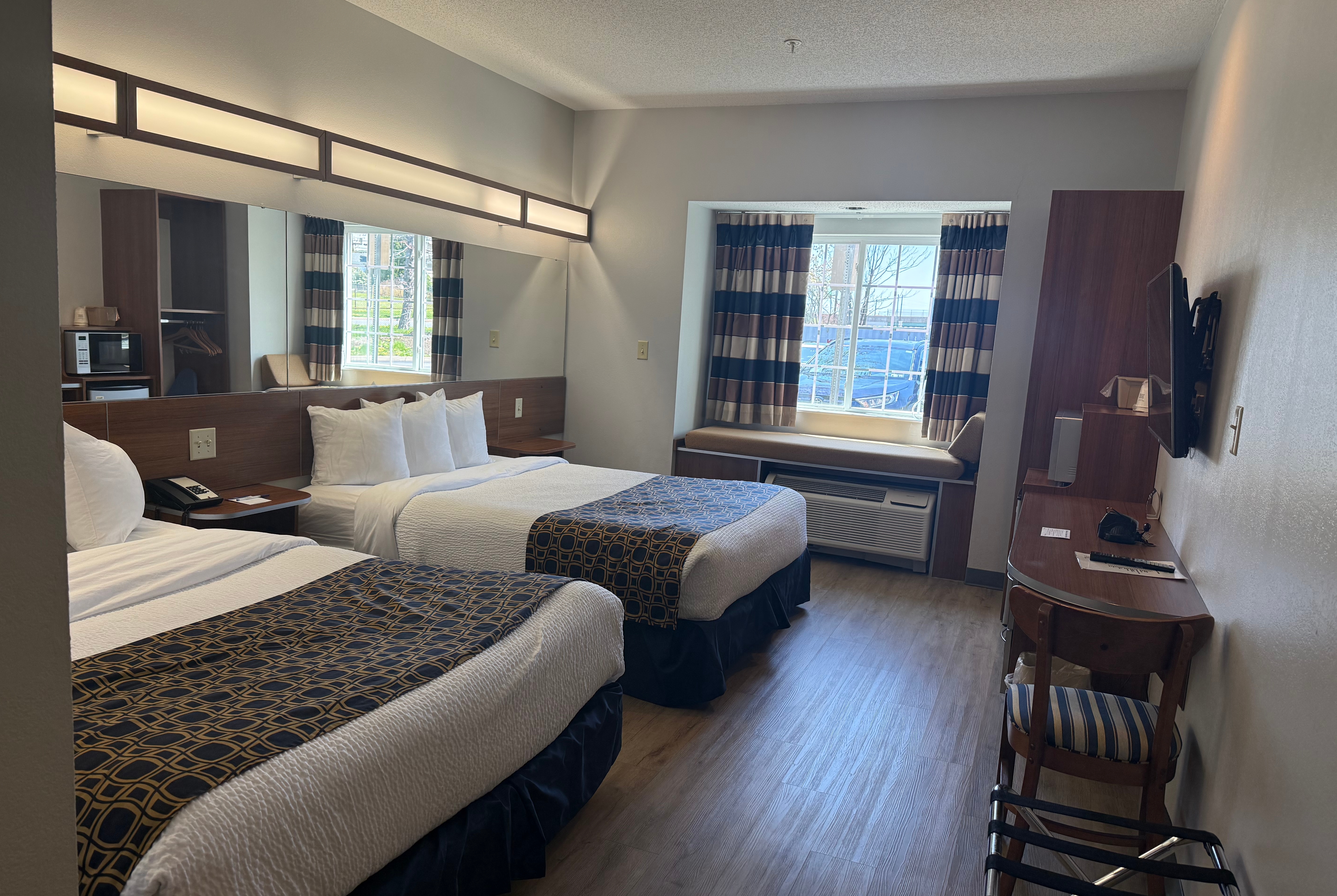 Queen bed guest room at the Microtel Inn & Suites by Wyndham Dickson City/Scranton in Dickson City, Pennsylvania